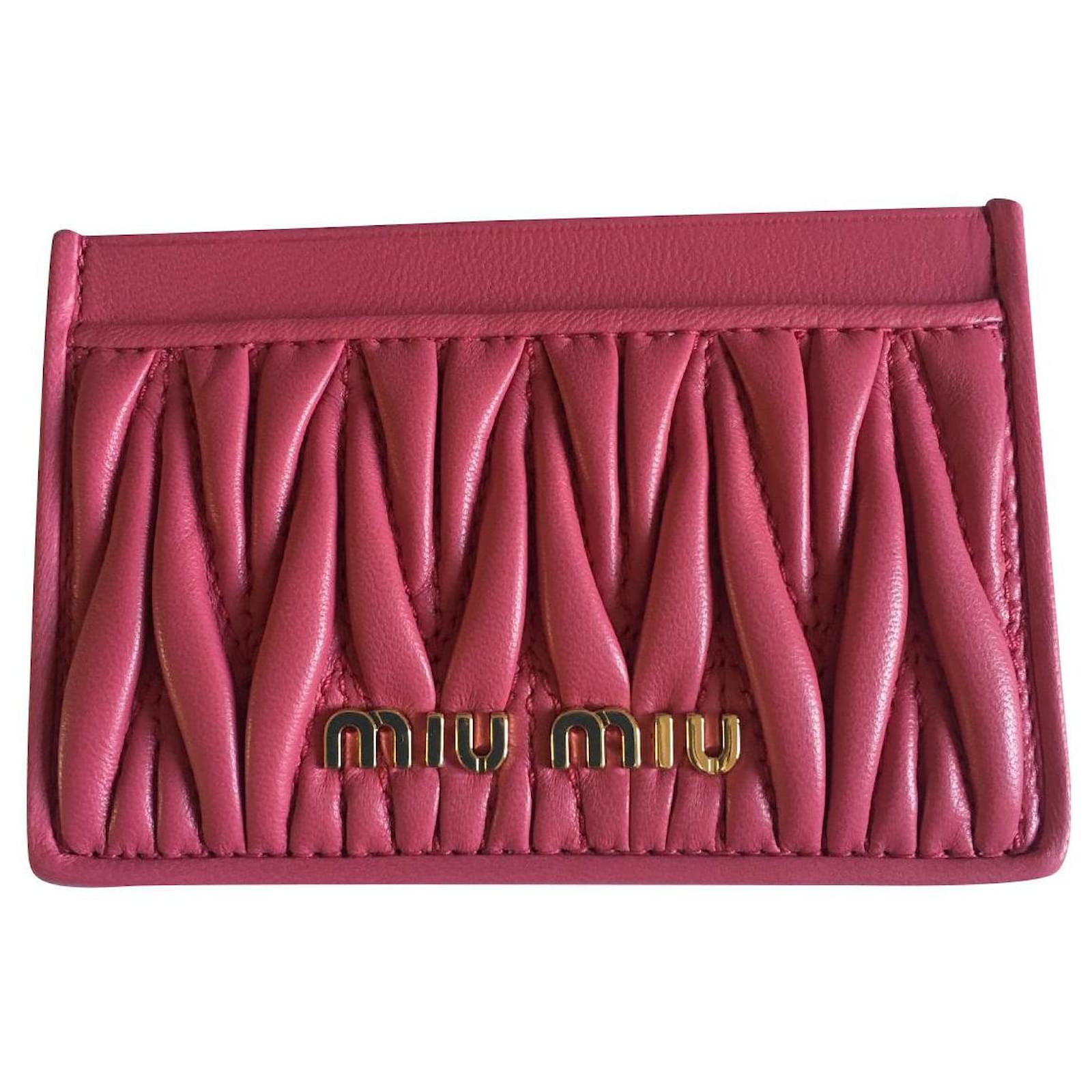 Miu Miu Kartenetui aus gestepptem Leder Pink Joli Closet