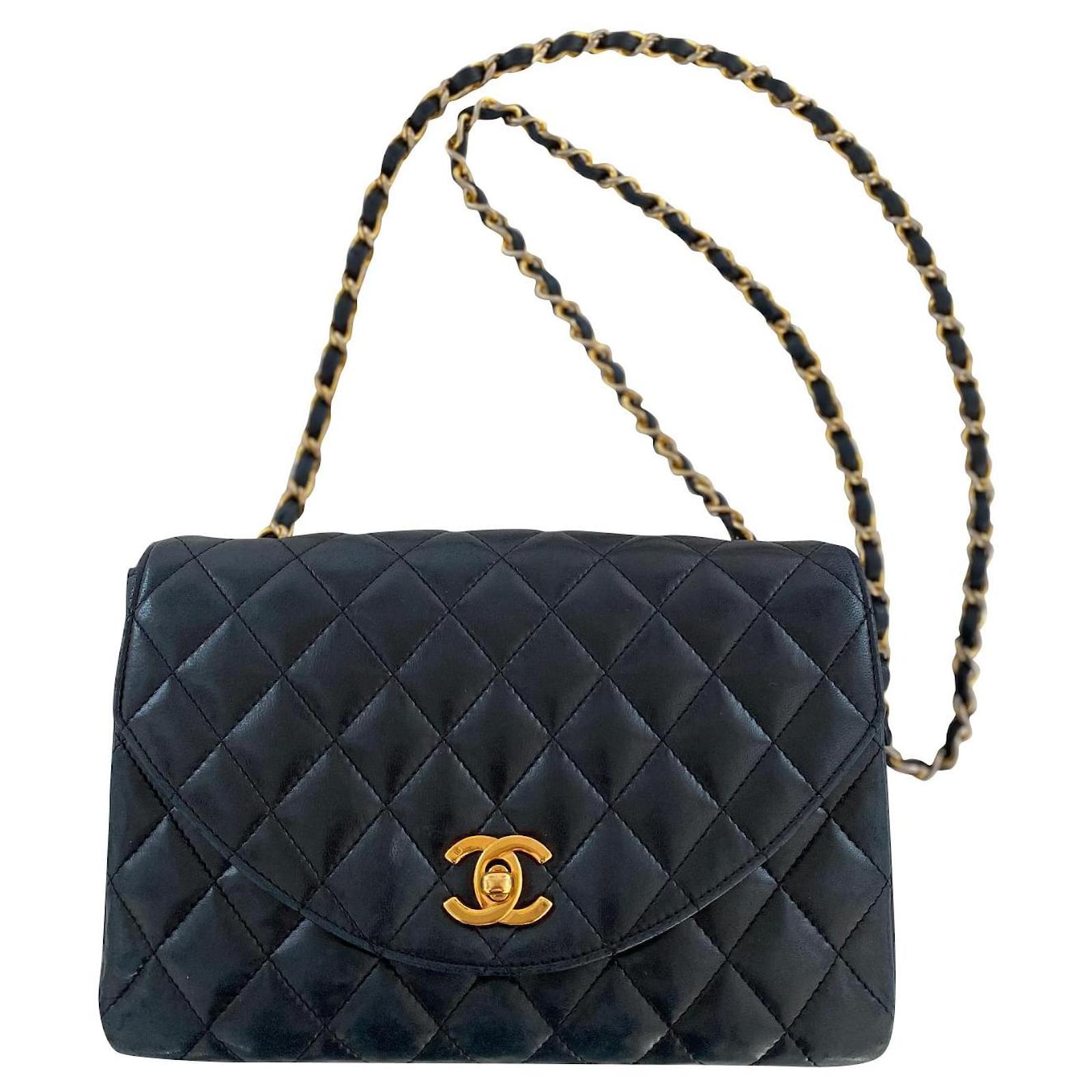 Chanel lambskin flap bag 9 , Used in good condition. It's really classic  and timeless design. Black ref.364122 - Joli Closet