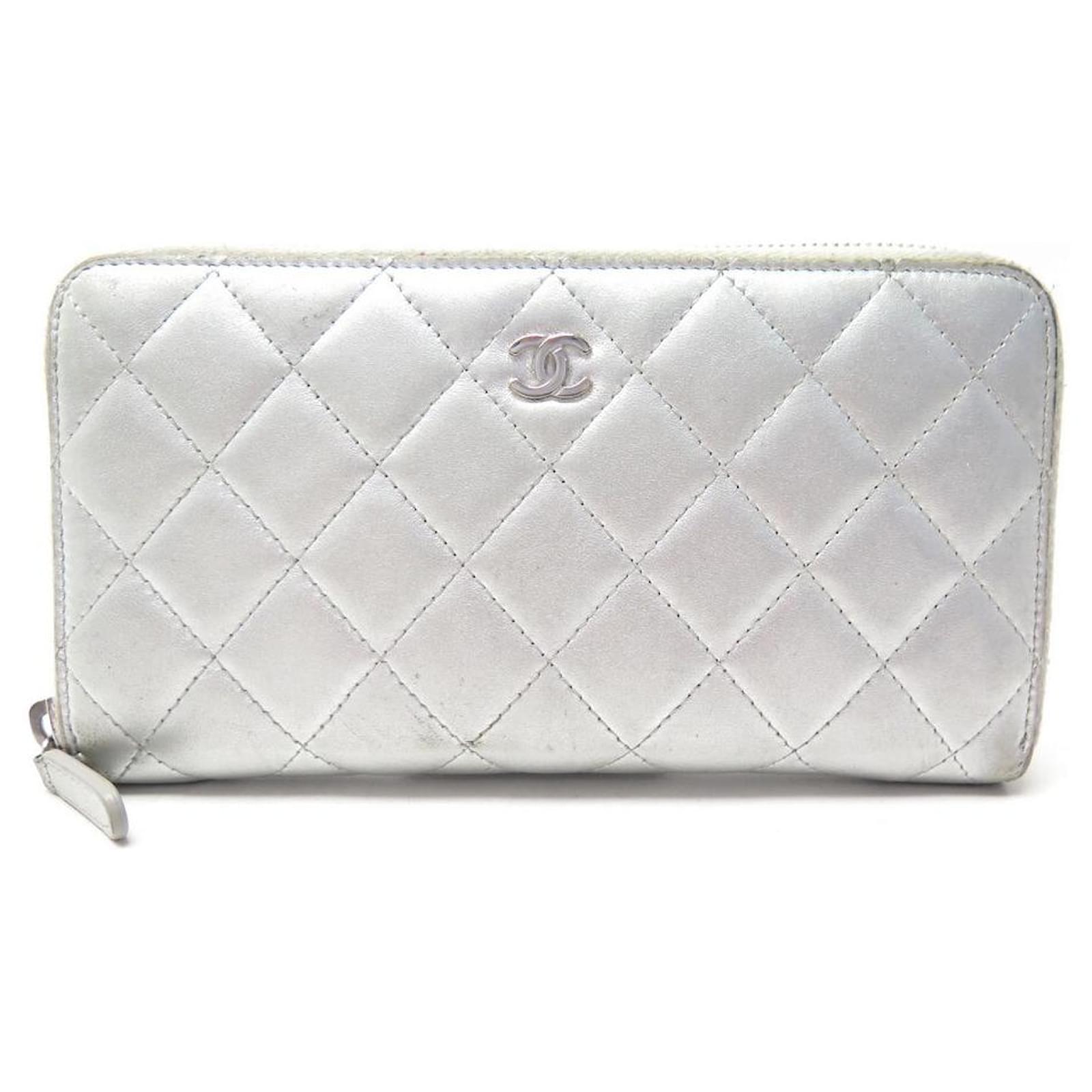 Timeless LONG CHANEL CLASSIC ZIPPED WALLET IN SILVER QUILTED LEATHER WALLET  Silvery ref.365026 - Joli Closet