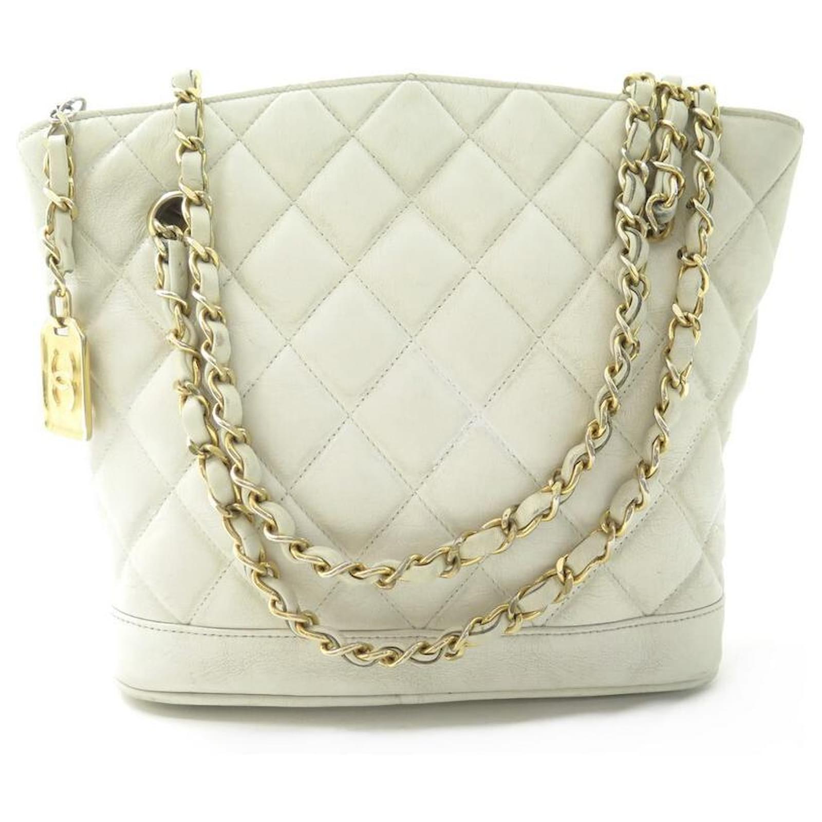 VINTAGE HAND BAG CHANEL SHOPPING WHITE QUILTED LEATHER LEATHER HAND BAG  ref.365173 - Joli Closet