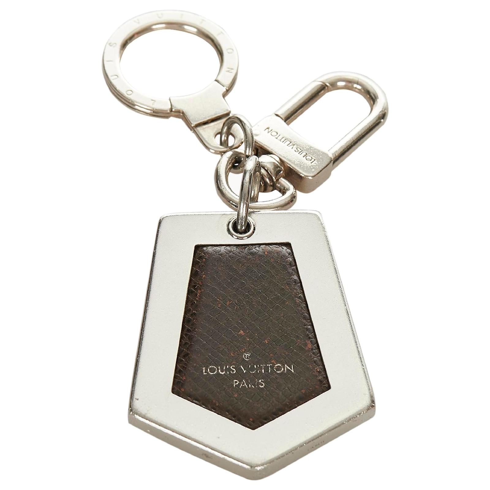 Portachiavi Louis Vuitton Taiga argento Nero Pelle Metallo ref.365390 -  Joli Closet