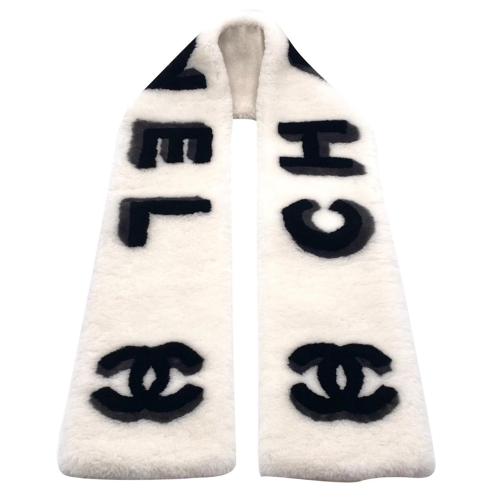 Chanel maxi scarf 3D in new white sheepskin Black Fur ref.369938 - Joli  Closet