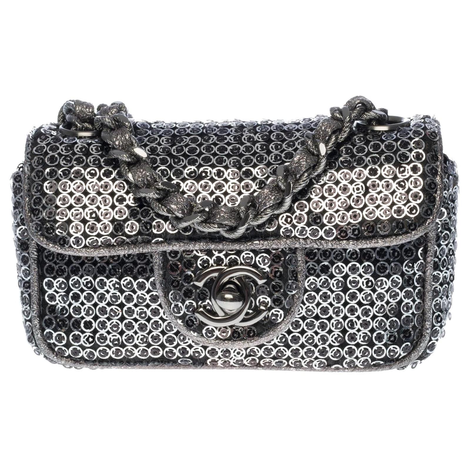 Timeless Extremely rare Chanel Mini Flap bag in silver embroidered micro  sequins, Garniture en métal argenté Silvery ref.379985 - Joli Closet