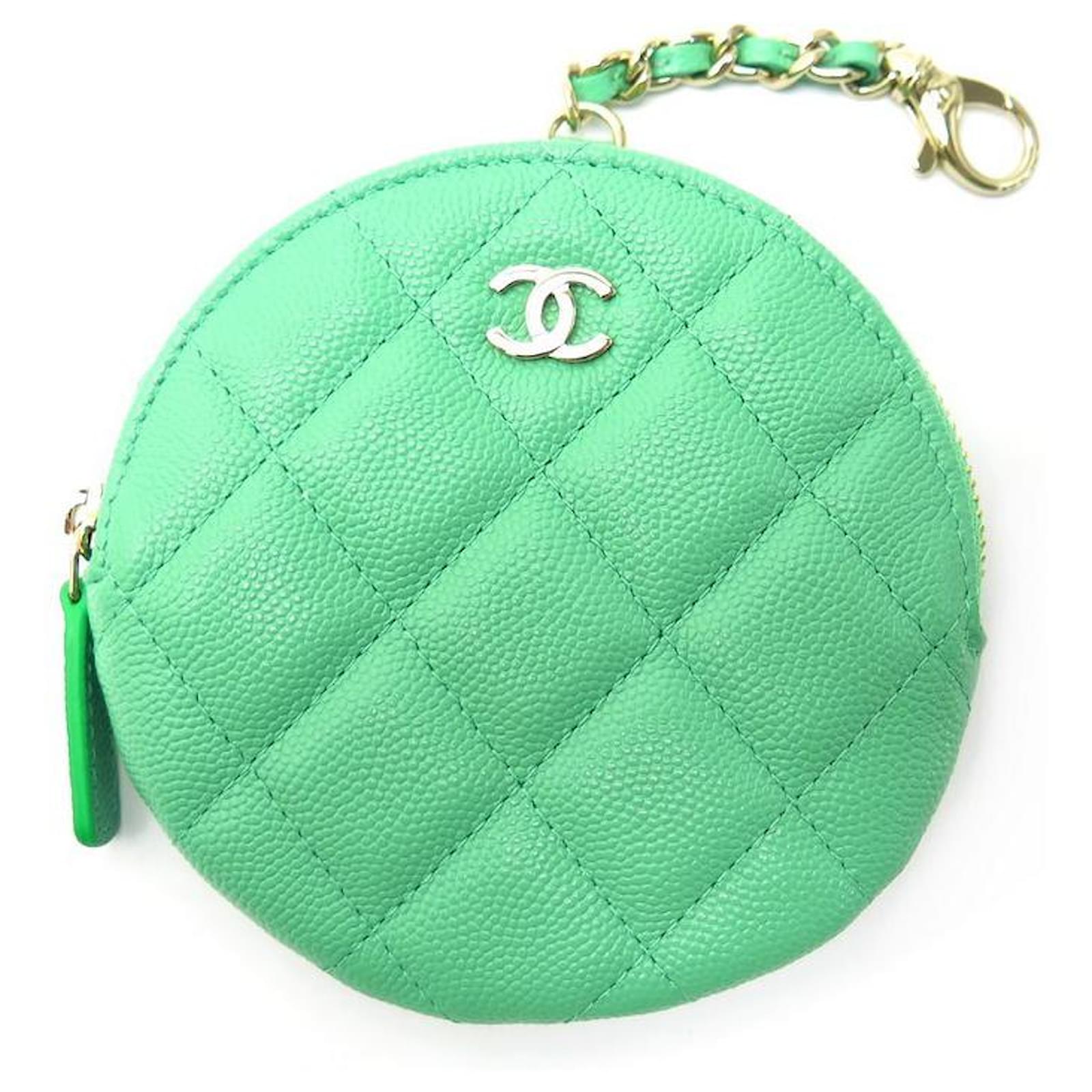 NEW CHANEL ROUND COIN WALLET IN GREEN QUILTED CAVIAR LEATHER CLIP ON CORNER  ref.383555 - Joli Closet