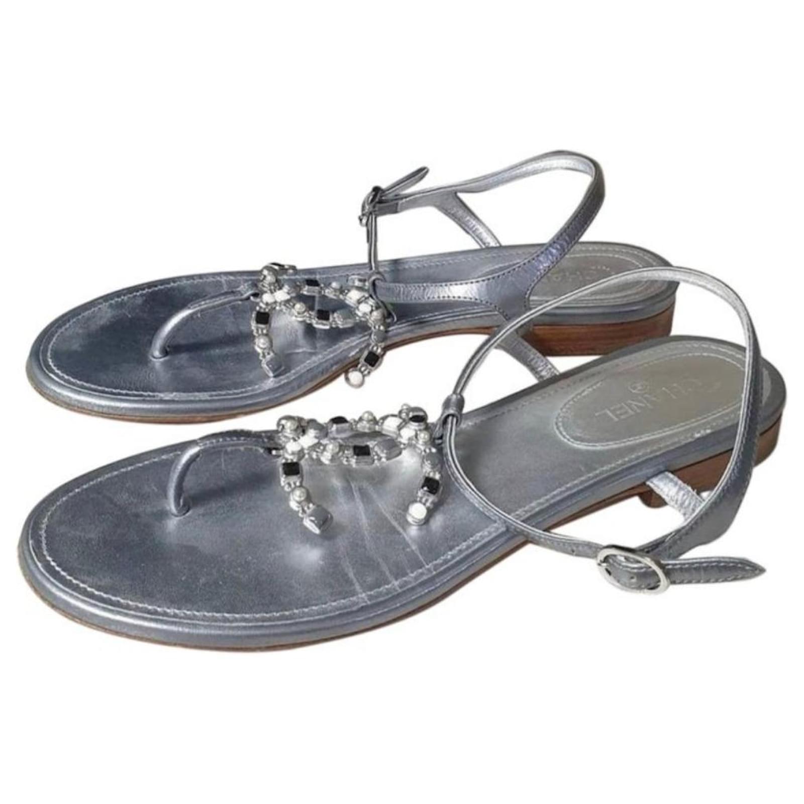 Chanel argento metallizzato pelle di agnello Cc sandali di cristallo  ref.392035 - Joli Closet