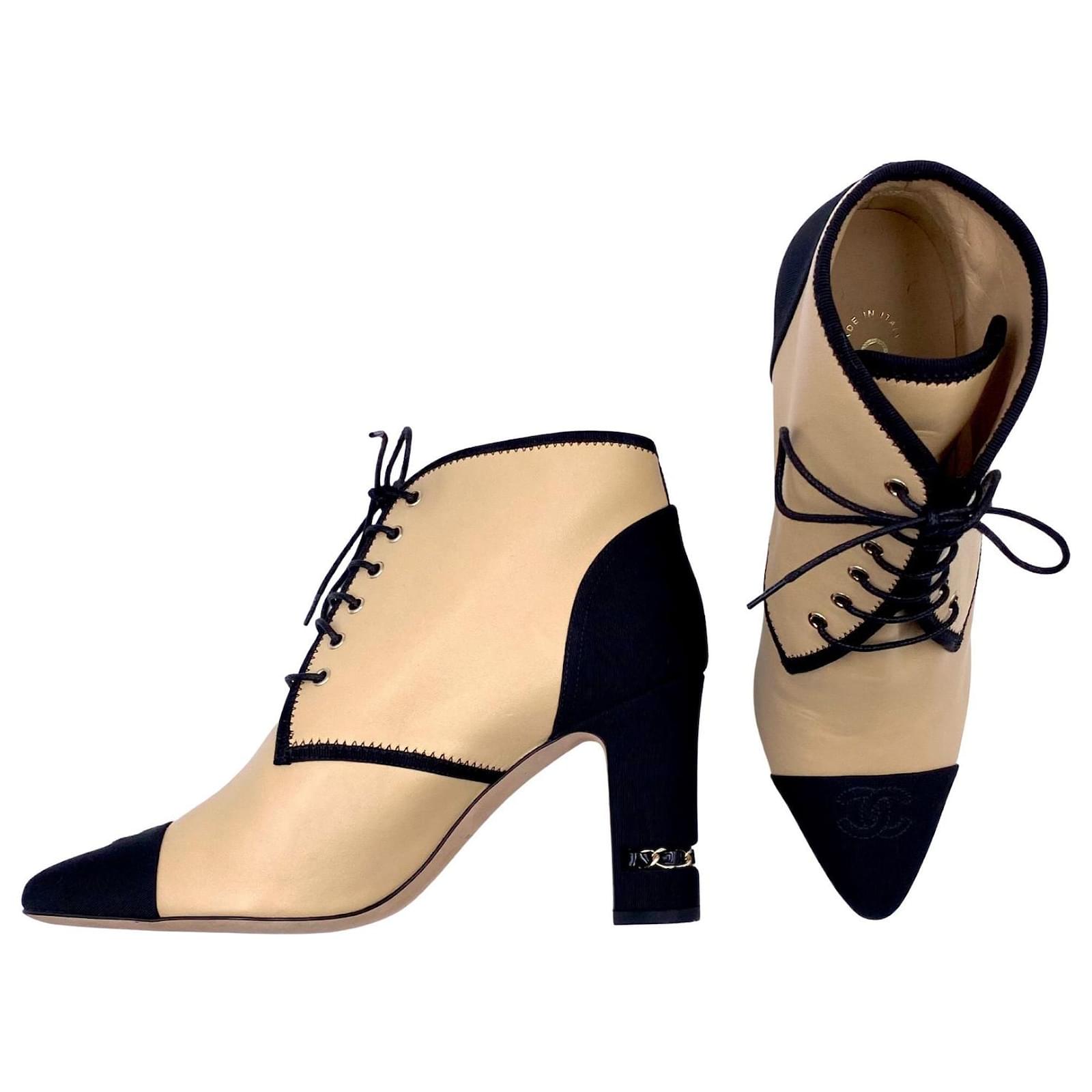 Botins Chanel em bege e preto Branco Cru ref.399260 - Joli Closet