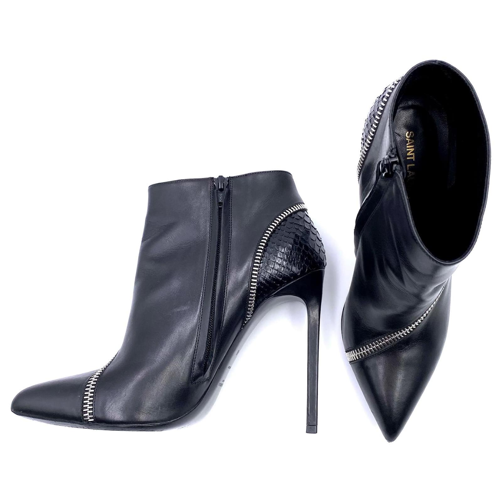 Botins Saint Laurent em couro preto com zíper e acabamento com estampa de  cobra ref.399298 - Joli Closet