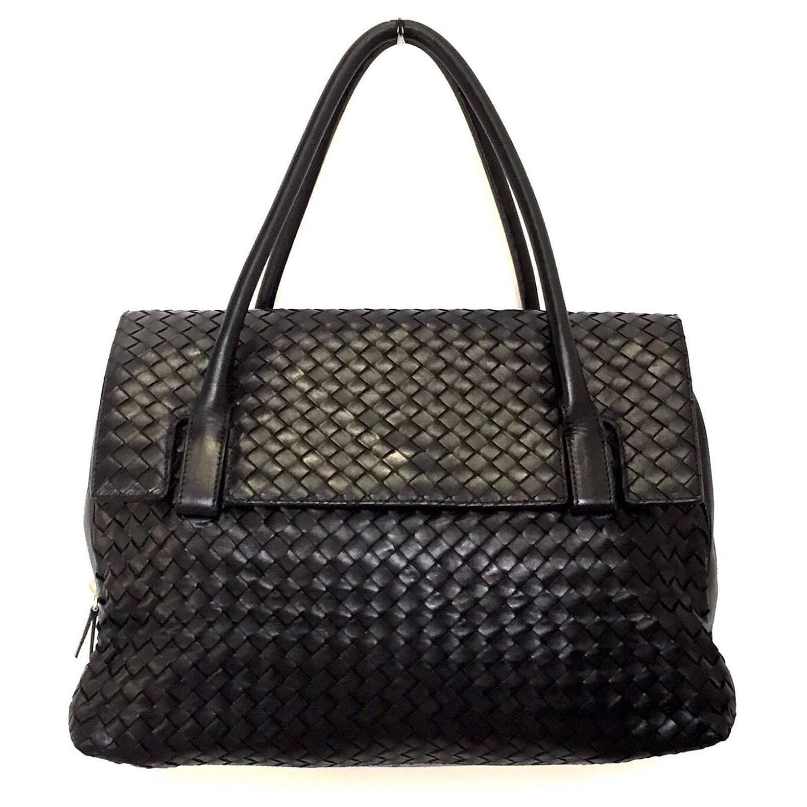 Bottega Veneta vintage shoulder flap bag in black intrecciato nappa Leather  ref.399318 - Joli Closet