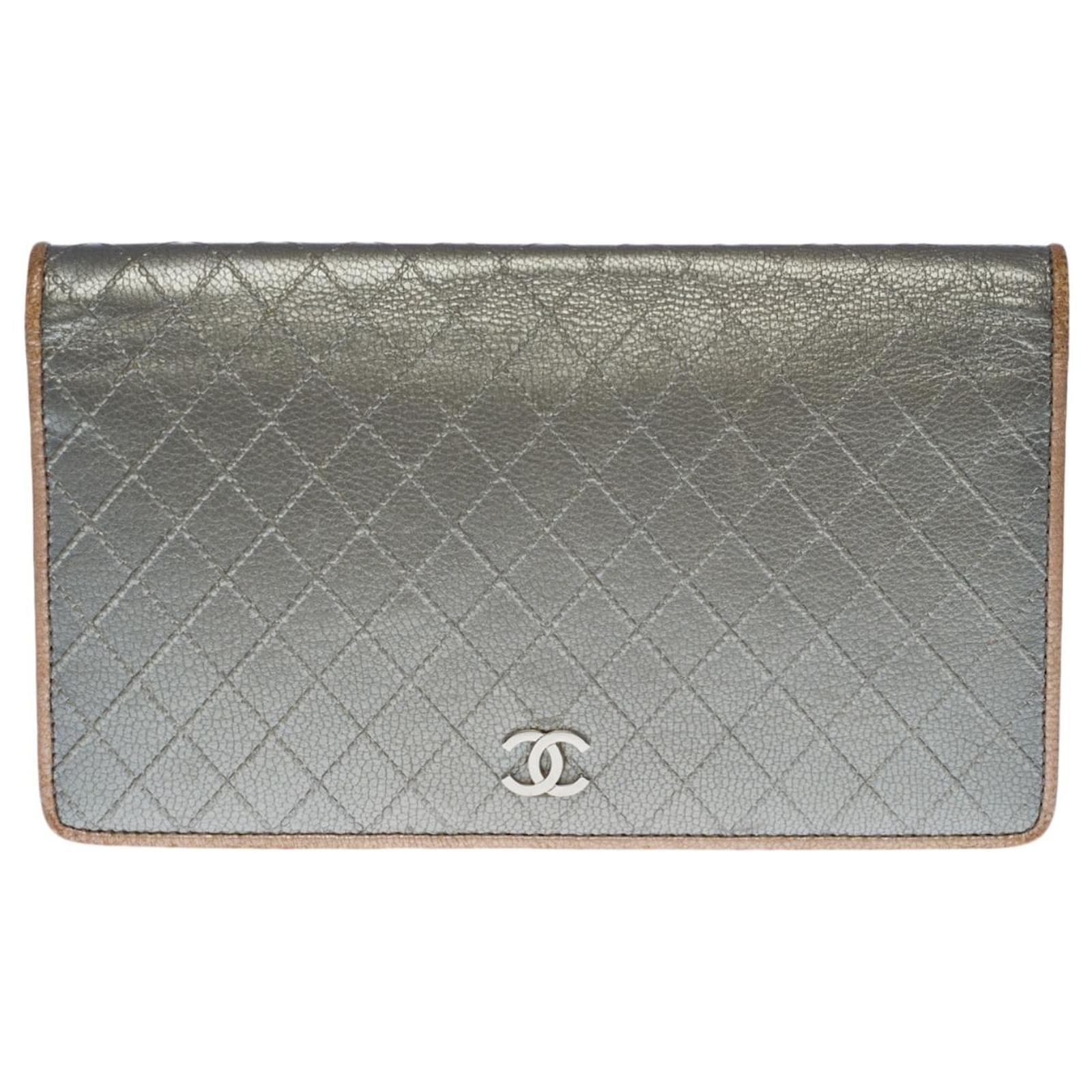 Magnífica Chanel con solapa en piel acolchada plateada metalizada e interior dorado Plata Cuero ref.399645 - Closet