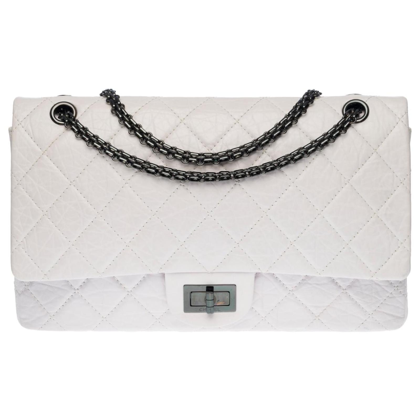 Splendid & Majestic Chanel Handbag 2.55 Reissue 227 in white quilted  leather, blackened silver metal trim ref.405434 - Joli Closet