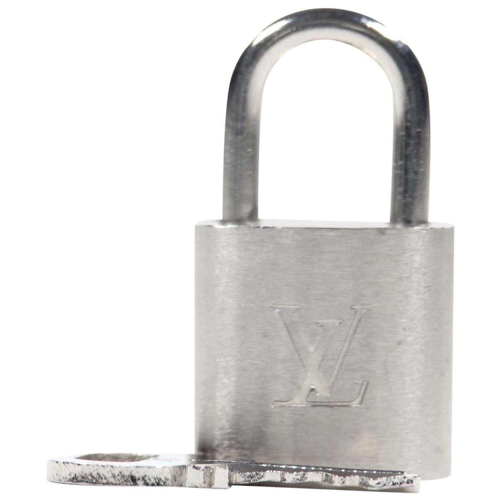 Louis Vuitton Brushed Silver Matte Padlock and Key Bag Charm Lock Set  7lz1102 ref.408440 - Joli Closet