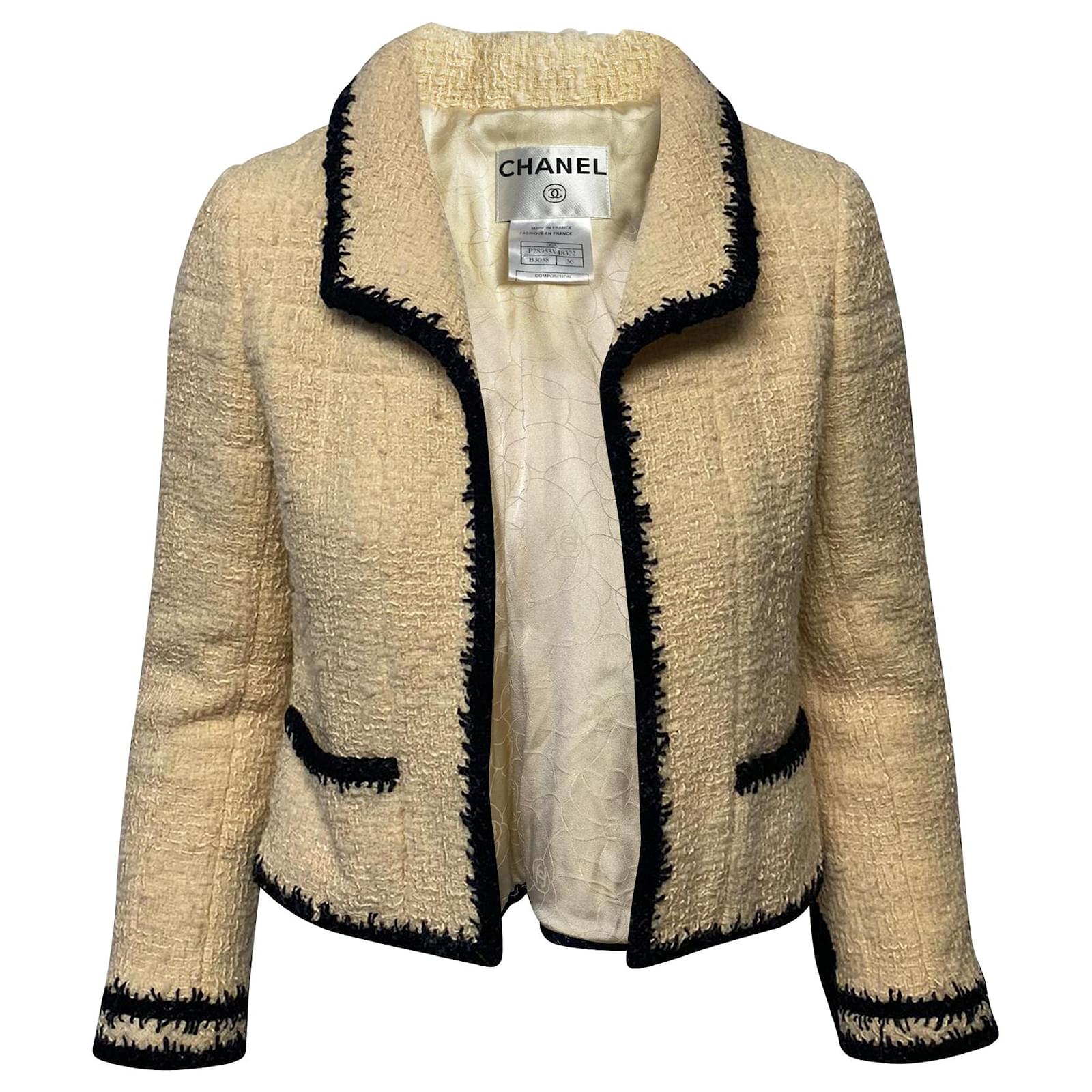 Chanel Classic Tweed Jacket in Cream and Black White Wool ref.409276 - Joli  Closet