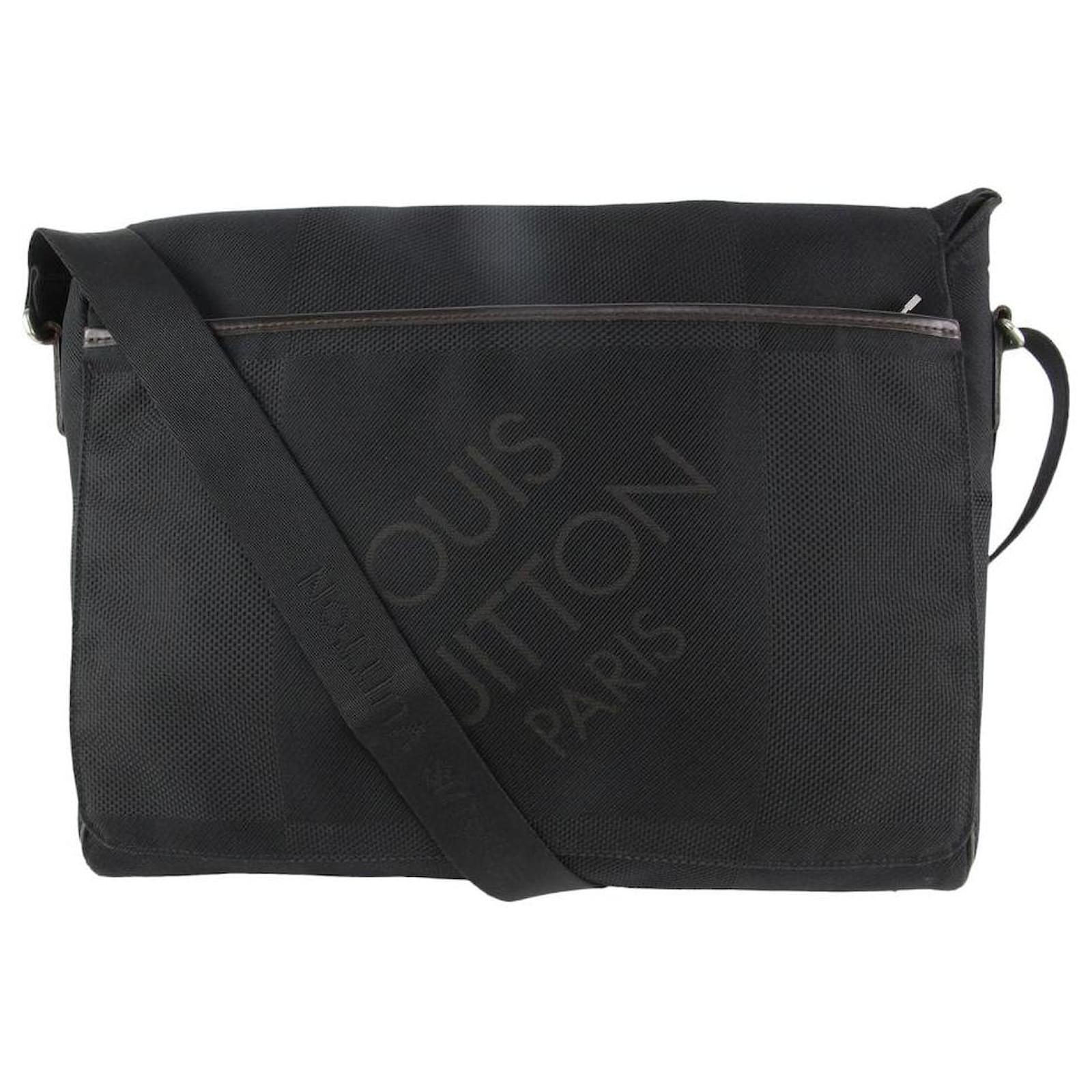 Louis Vuitton Black Damier Geant Messenger Crossbody Laptop Bag Leather  ref.409315 - Joli Closet