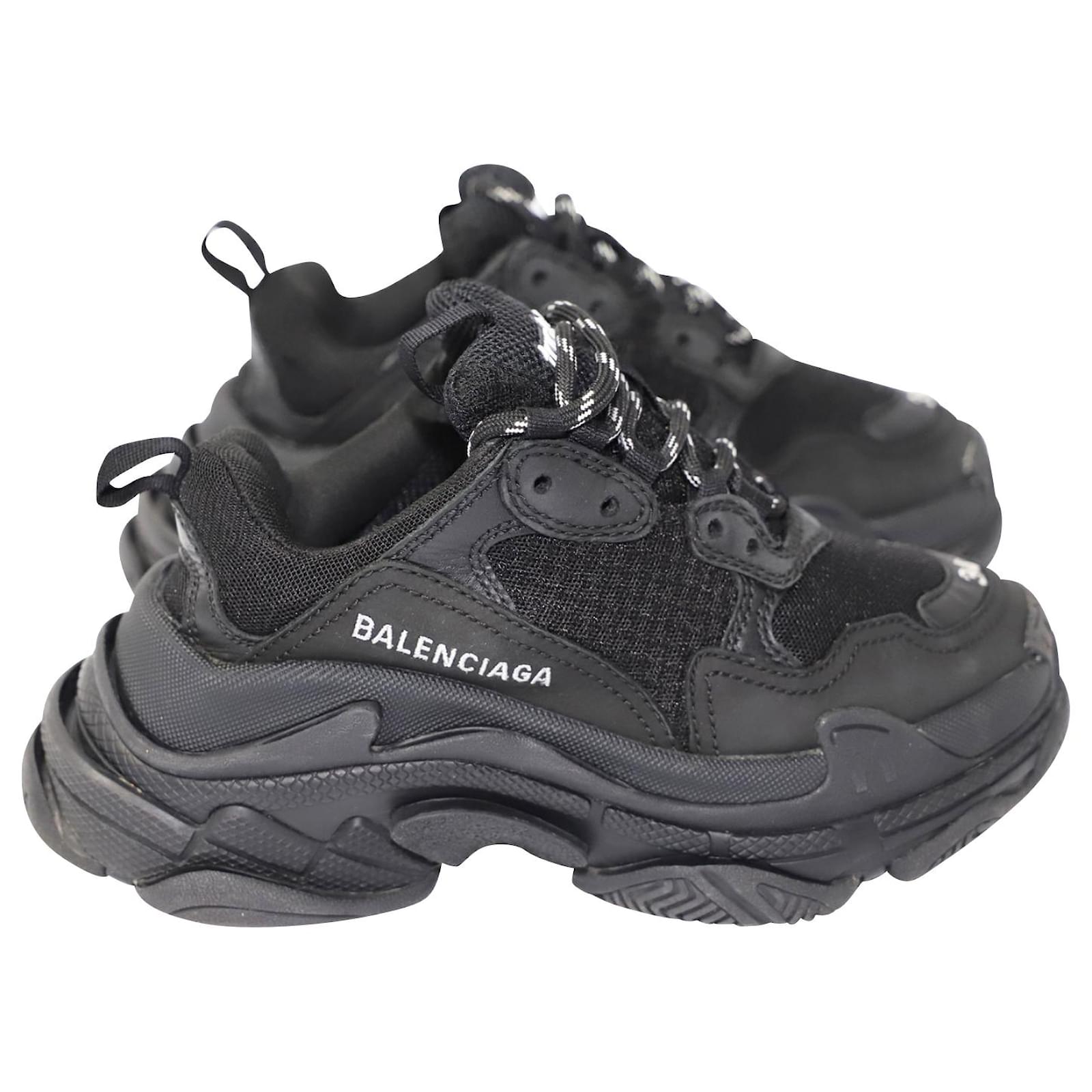 Balenciaga negras 2024 triple s