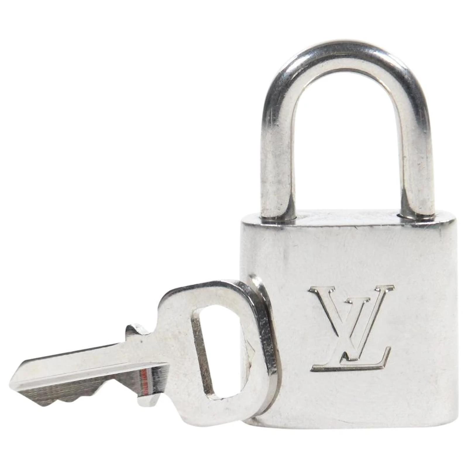 Louis Vuitton Silver Padlock and Key Set Lock Bag Charm 4LV1104 ref.414467  - Joli Closet