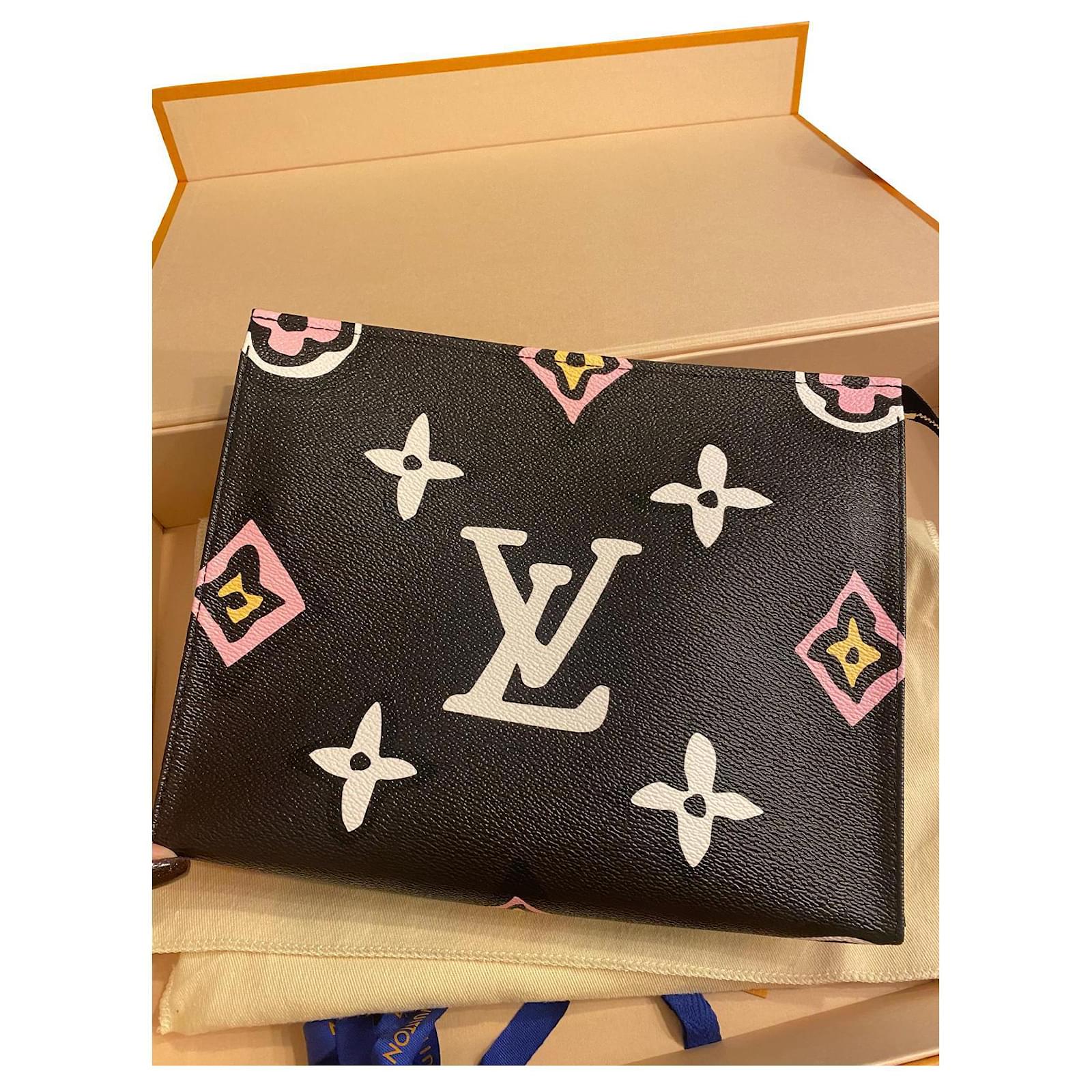 Articoli da toeletta Louis Vuitton 26 Cuore selvaggio Nero Panno ref.414591  - Joli Closet