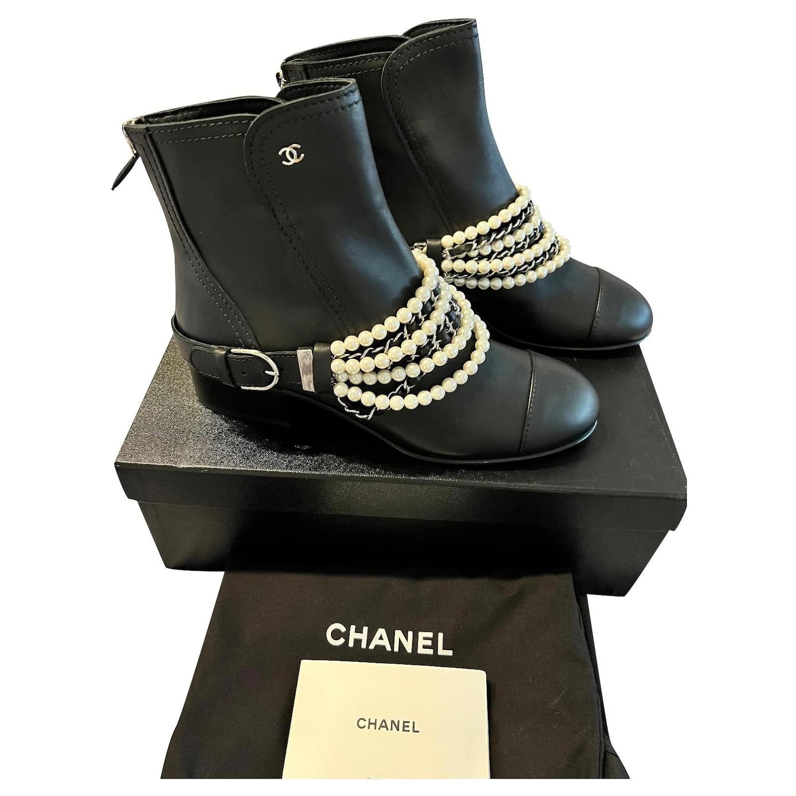 Chanel Botines Negro Cuero ref.415171 - Joli Closet