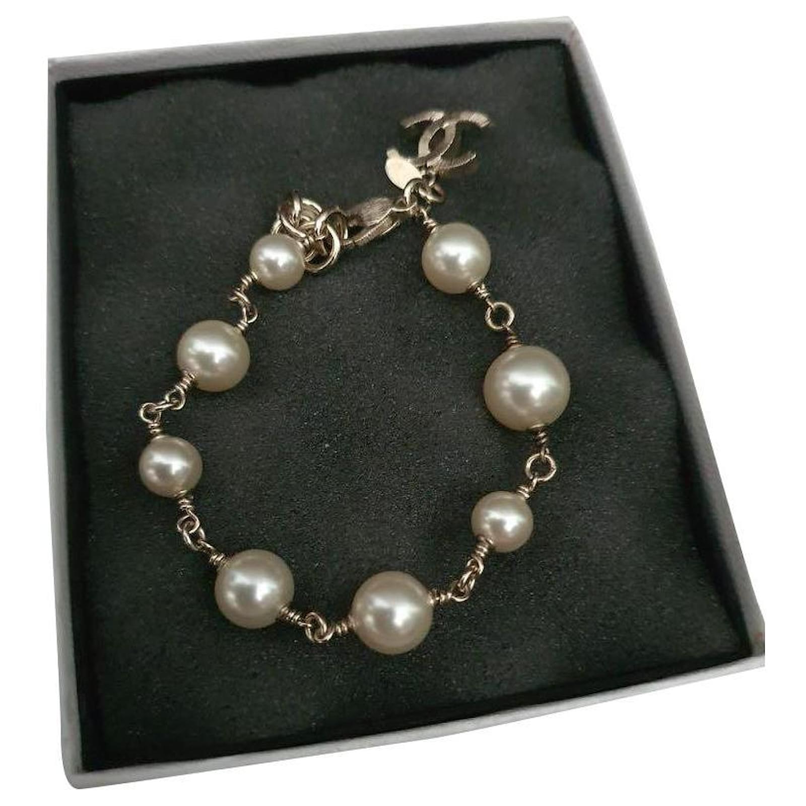 Chanel CC Logo pearl bracelet GHW Golden Metal ref.417535 - Joli