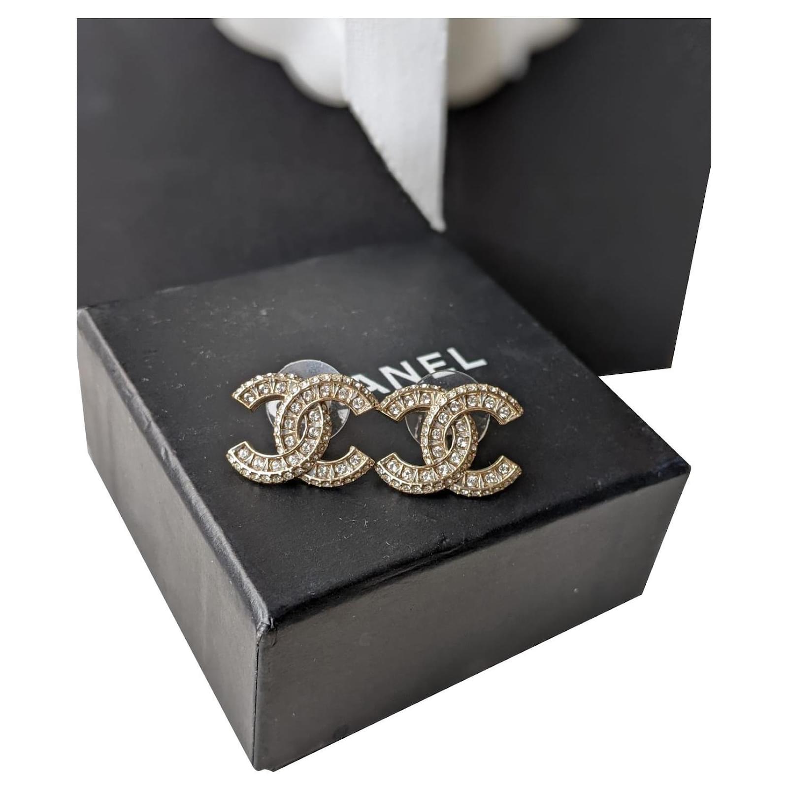 Chanel CC F17V Logo Timeless Classic Crystal Earrings Golden Hardware Metal  ref.420449 - Joli Closet