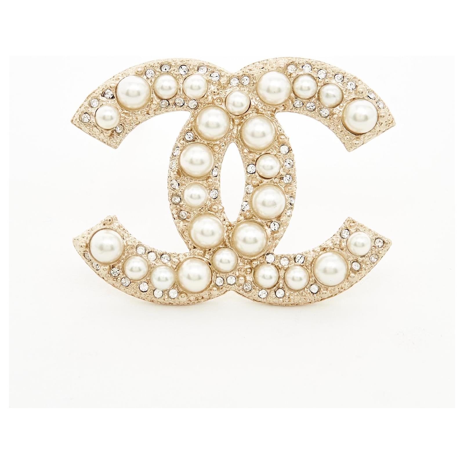 Chanel CC DIAMONDS AND PEARL BROOCH Golden Metal ref.420688 - Joli