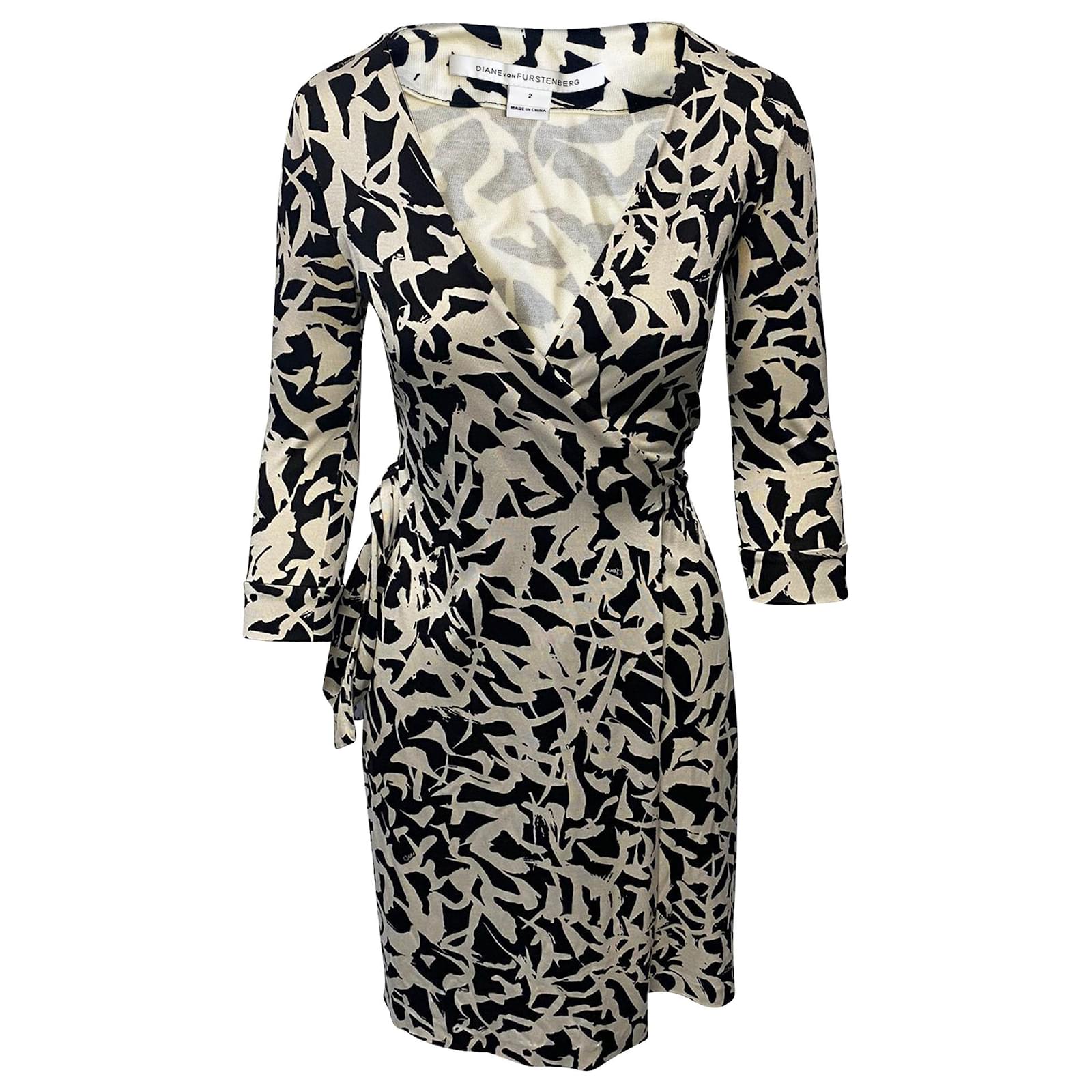 Diane Von Furstenberg Wrap Dress in Black and White Print Silk ref.420756 -  Joli Closet