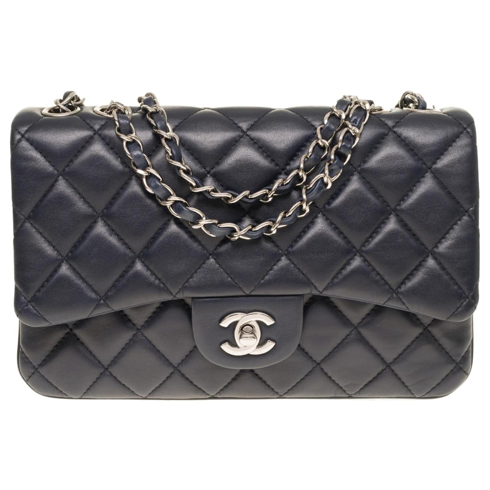 Timeless Splendid and Rare Classic Chanel Bag 25cm with gussets in navy  blue quilted lambskin, Garniture en métal argenté Leather ref.422681 - Joli  Closet