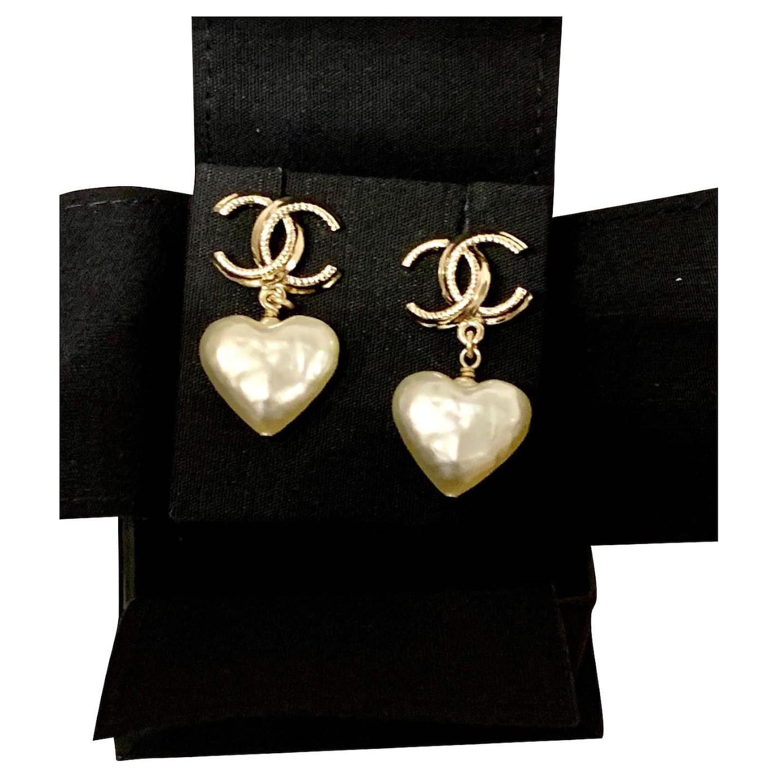 Chanel Heart pendant CC earrings Gold hardware Metal ref.427759 - Joli  Closet