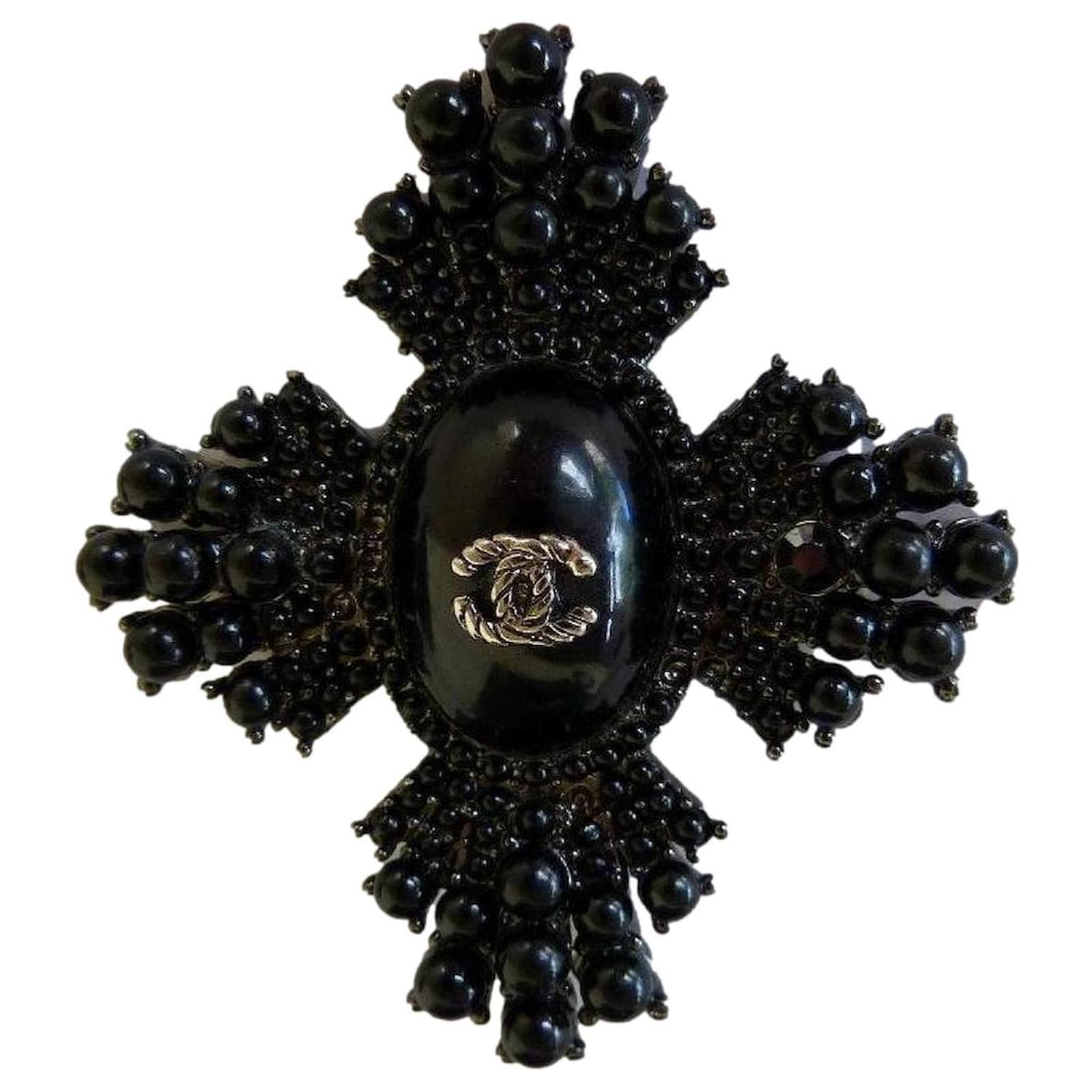 Chanel Pins & brooches Black Golden Metal Pearl ref.420361 - Joli