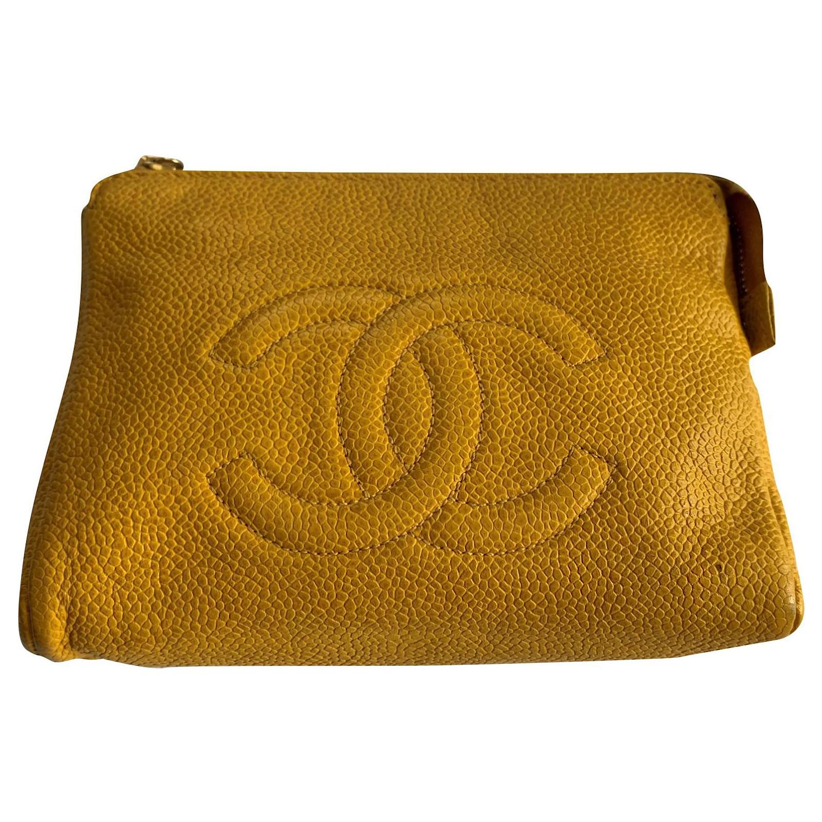 Chanel Clutch bags Mustard Leather ref.428847 - Joli Closet