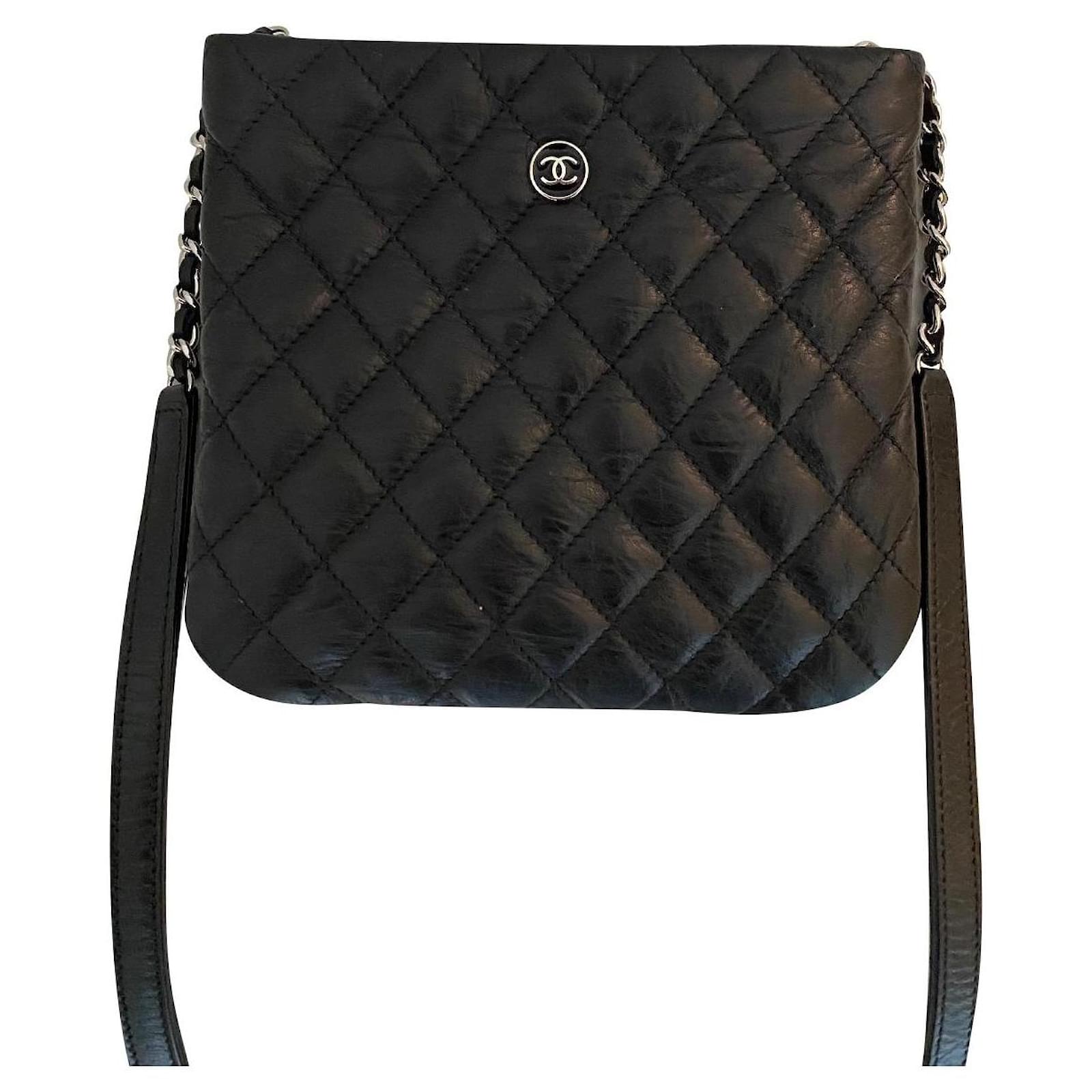 Chanel uniform crossbody bag Black Leather ref.434727 - Joli Closet