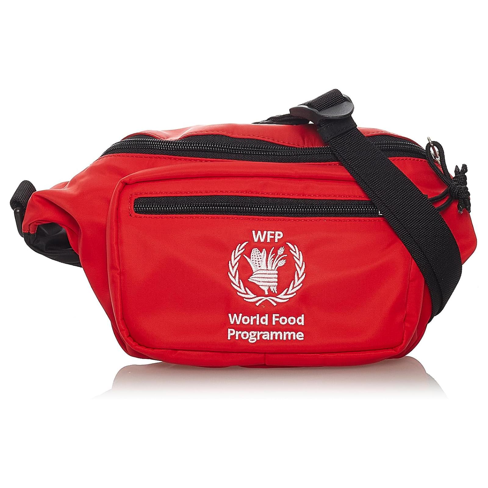 Marsupio in nylon Balenciaga Red World Food Program Nero Rosso Panno  ref.437999 - Joli Closet