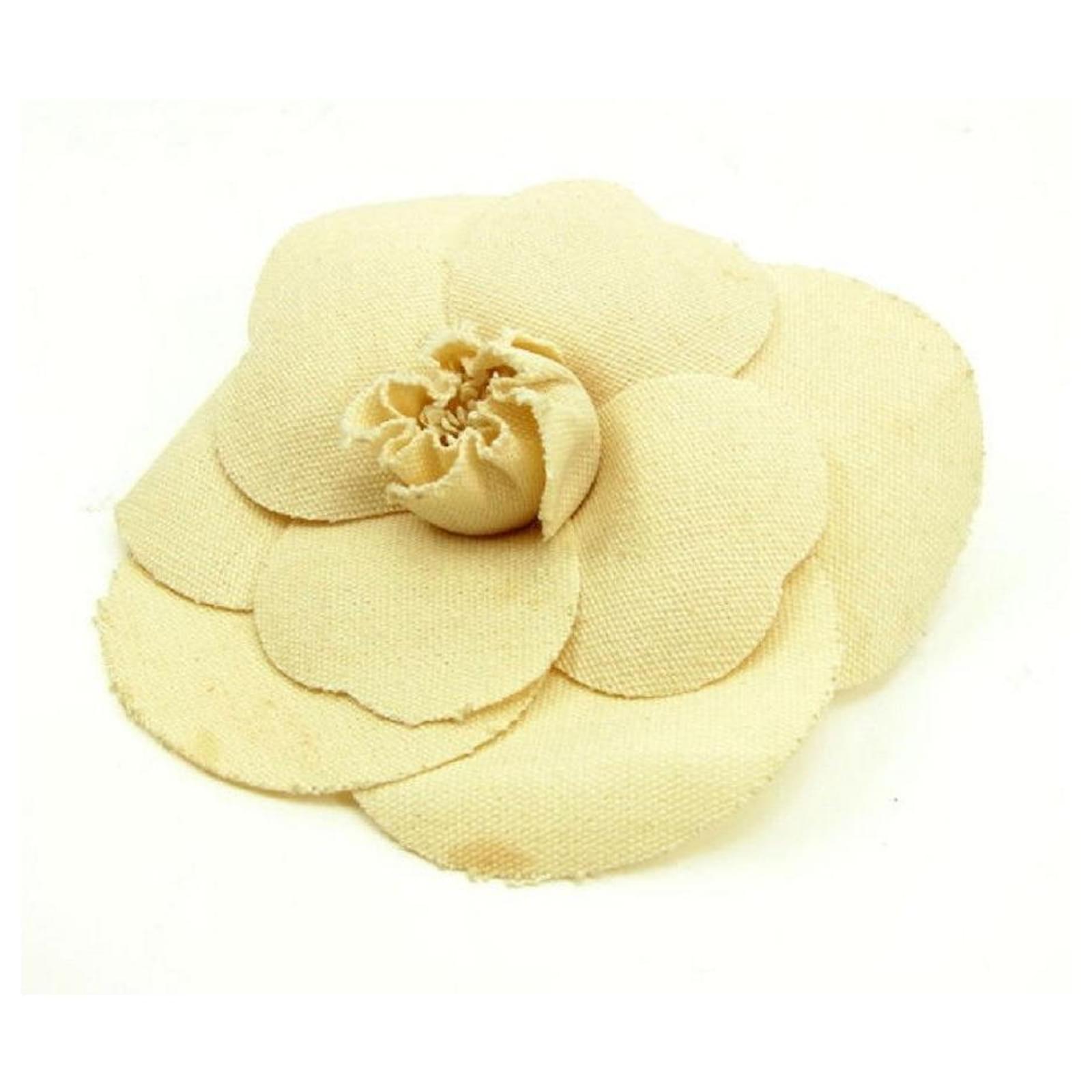 Used] CHANEL Corsage Brooch Fashion Accessories Camellia White x Gold Cloth  ref.439076 - Joli Closet