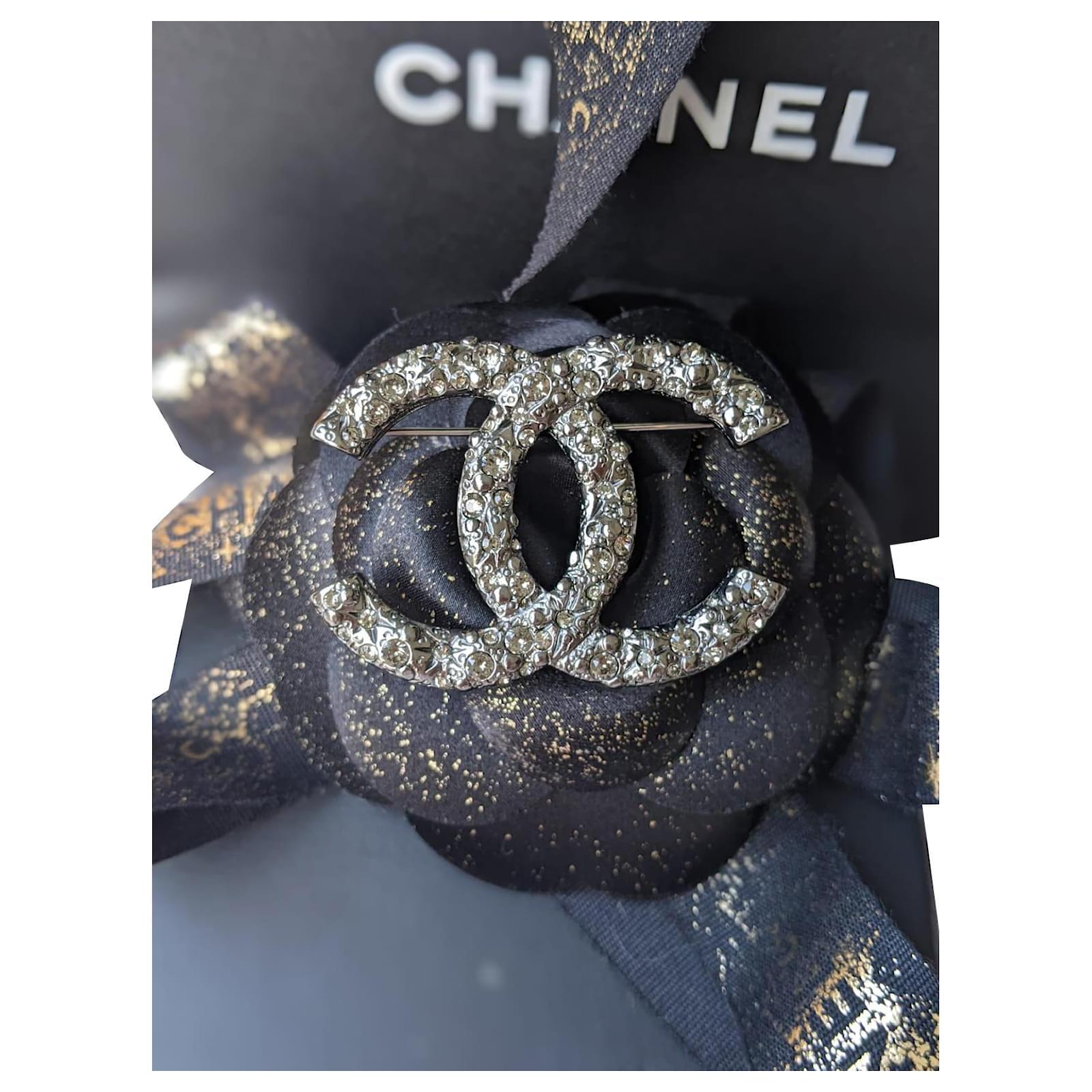 Chanel CC A14P Logo Crystal Ruthenium Gunmetal Brooch Black ref.439224 -  Joli Closet