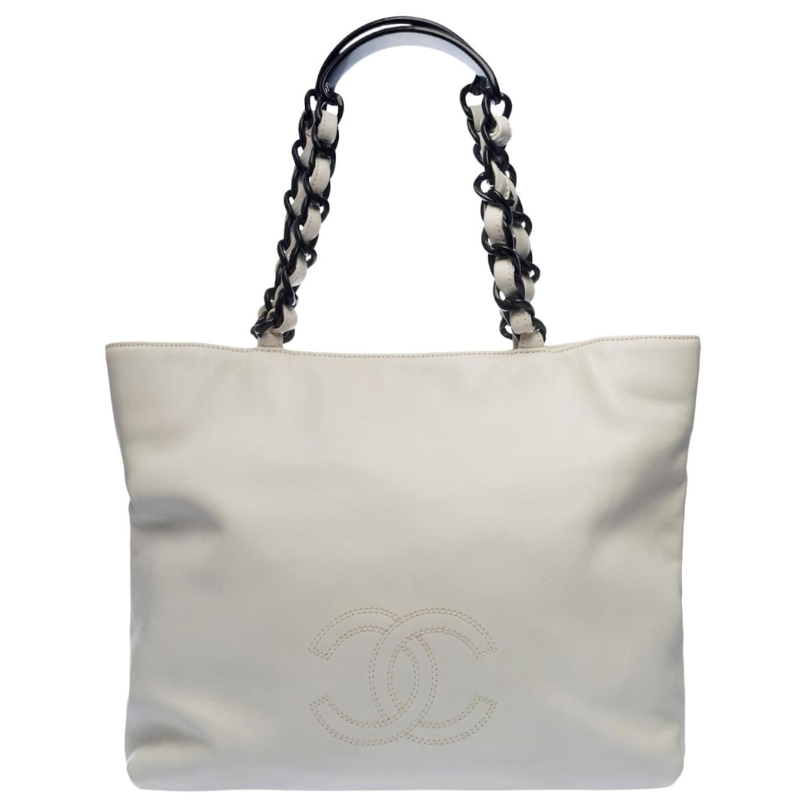 Chanel tote bag in white lambskin , gold-tone metal trim and black plastic  handle Leather ref.439488 - Joli Closet