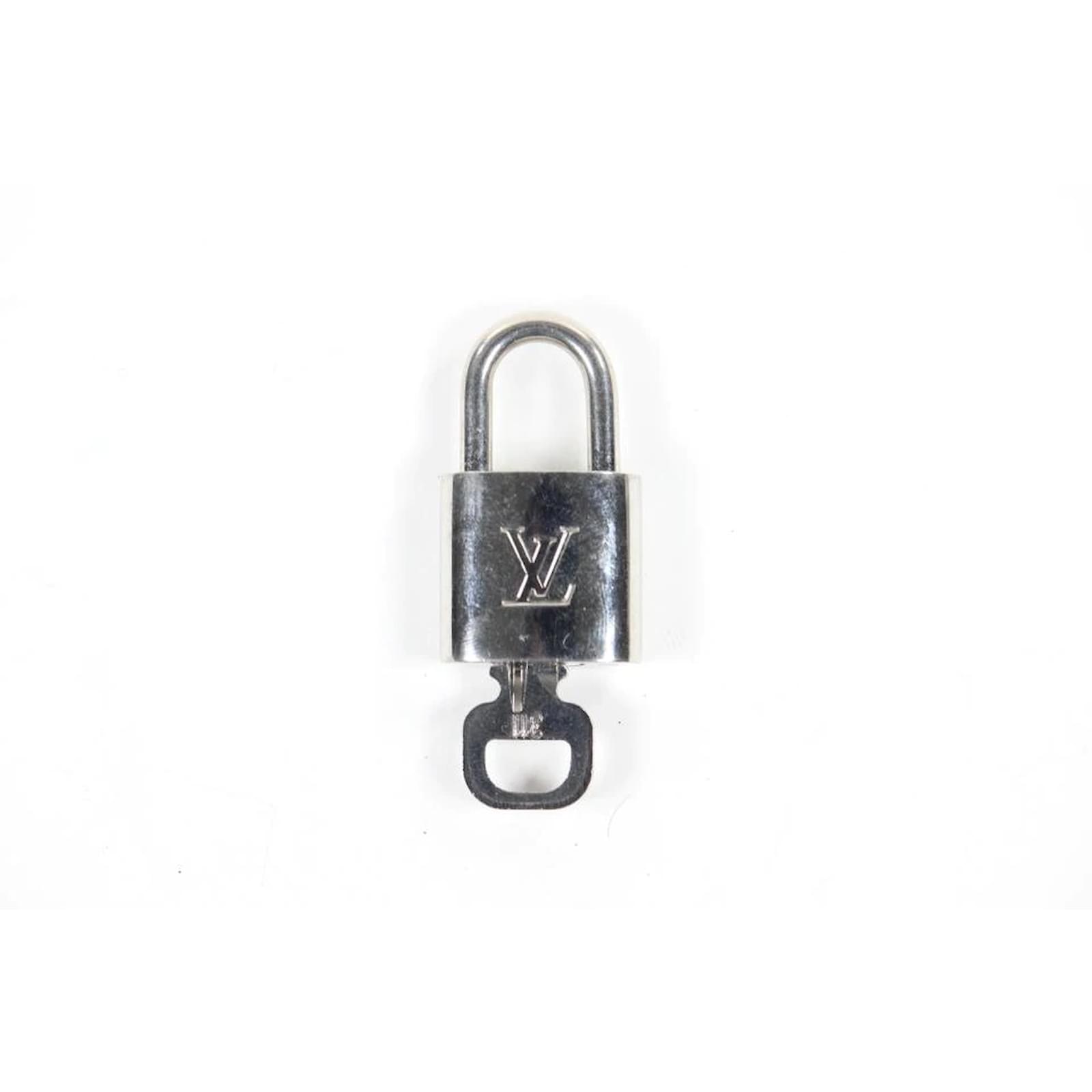 Louis Vuitton Silver Padlock and Key Bag Charm Lock 6LV1104 ref.446178 -  Joli Closet