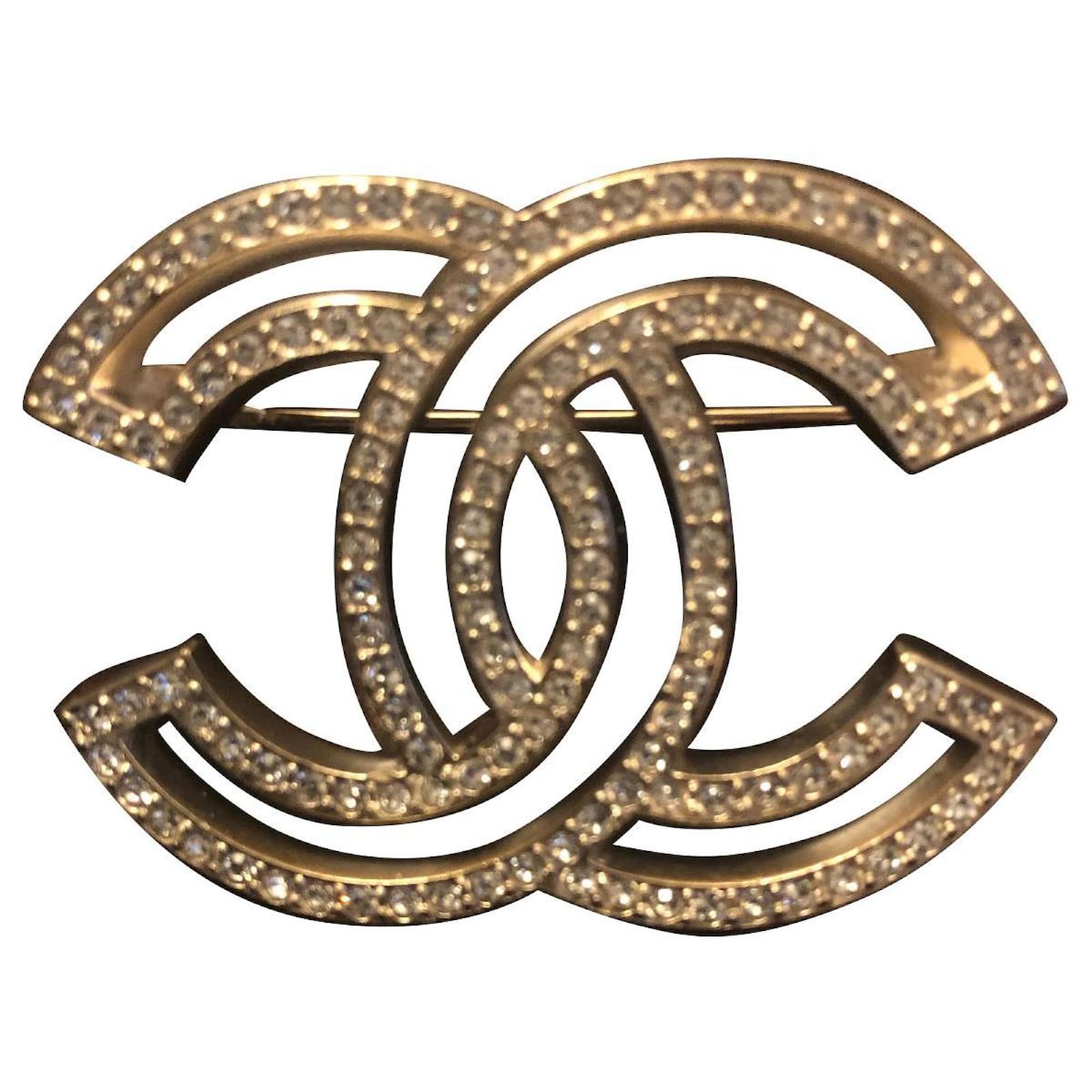 NEW CHANEL BROOCH CC LOGO & STRASS SQUARE IN GOLD METAL NEW GOLDEN