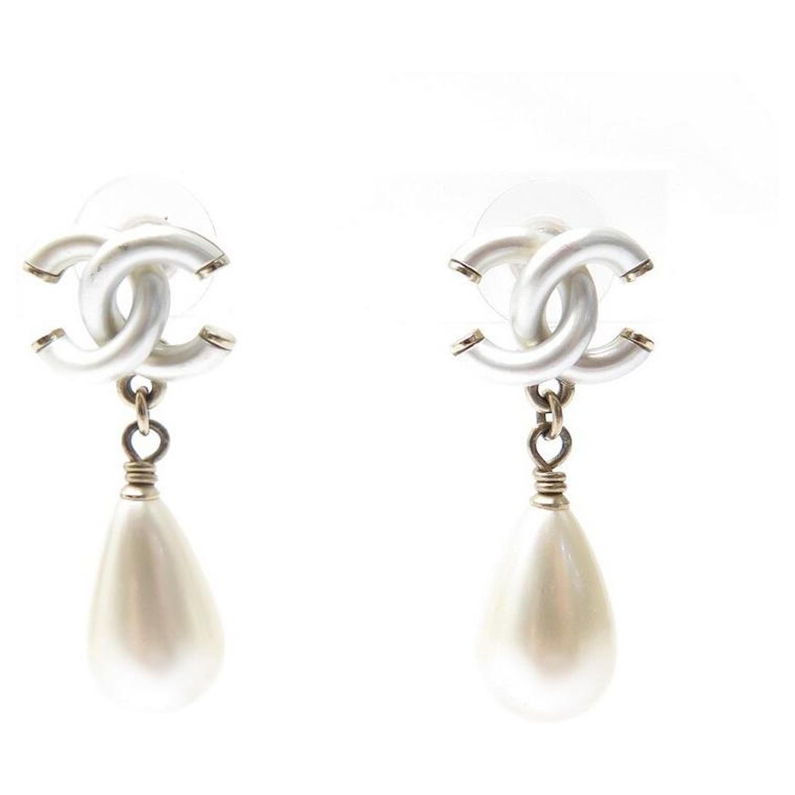 Boucles doreilles pendantes  Métal strass  perles dimitation doré  cristal  blanc nacré  Mode  CHANEL