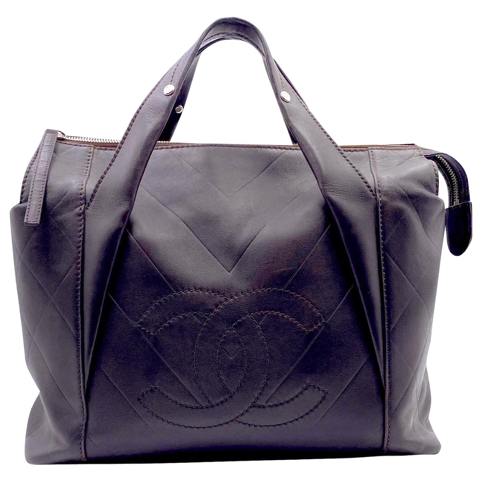 Chanel vintage 2000s PM tote bag in chevron dark brown leather ref