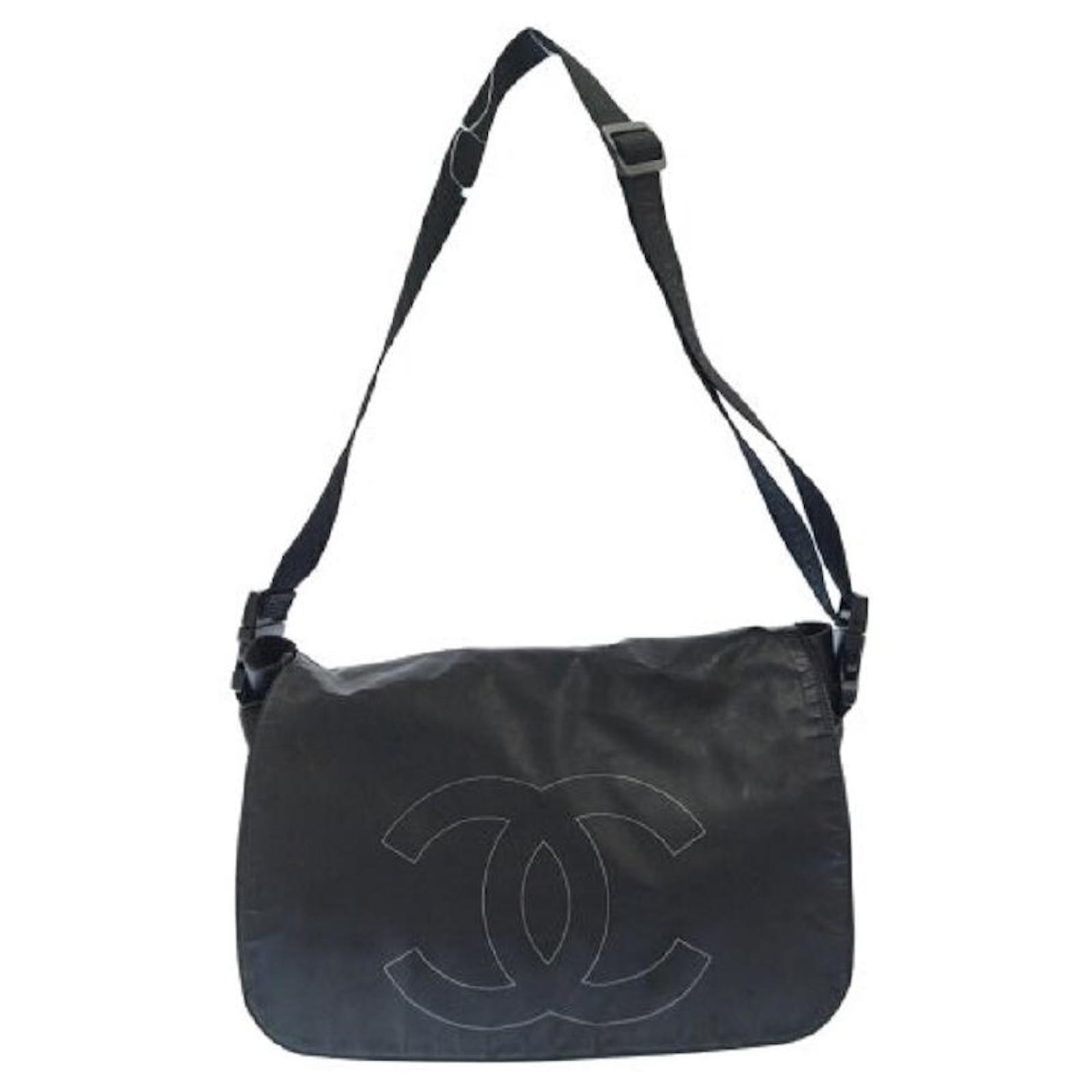 Used] CHANEL Sports Line Coco Mark Messenger Rubber Shoulder Bag Black  Vintage A46093 ref.458470 - Joli Closet