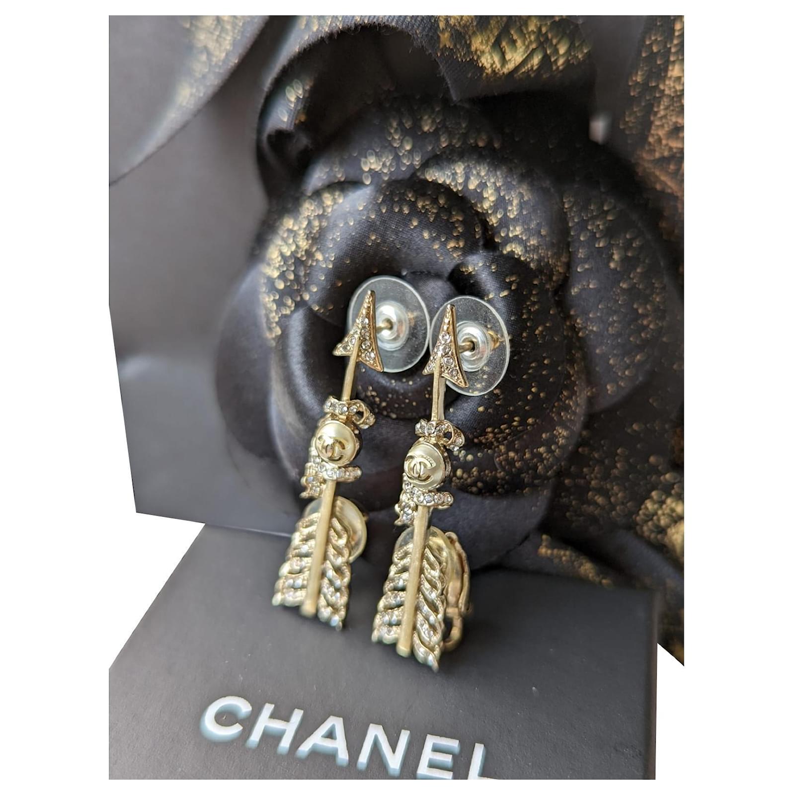 Chanel CC A18C Cruise Arrow Metiers D'Art CC Earrings Golden Metal  ref.462624 - Joli Closet