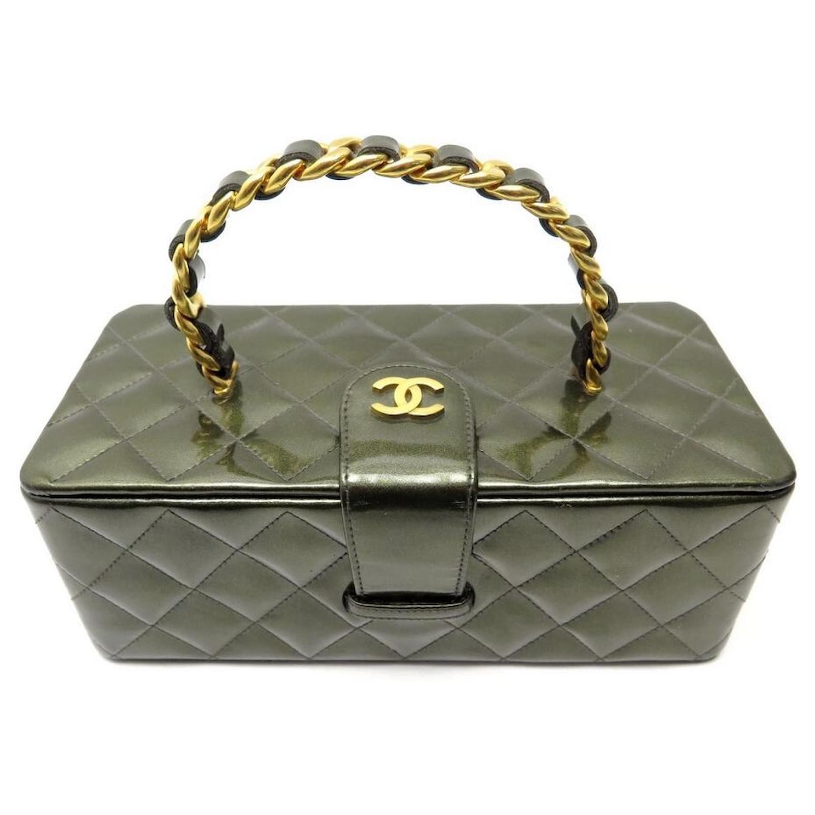 VINTAGE CHANEL VANITY TOILETRY BAG IN PATENT QUILTED LEATHER CASE BAG Khaki Patent leather ref.464630 Joli Closet