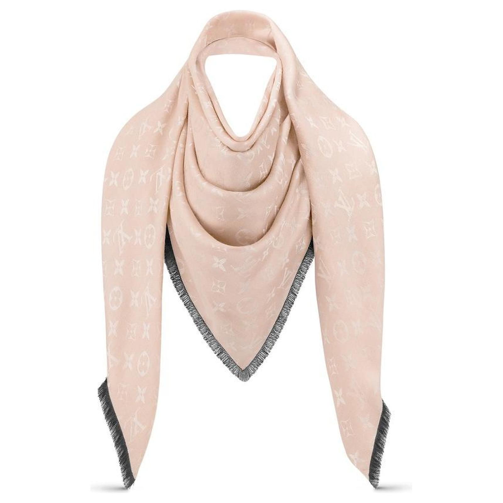 Louis Vuitton LV So soft monogram shawl Beige Wool ref.466140