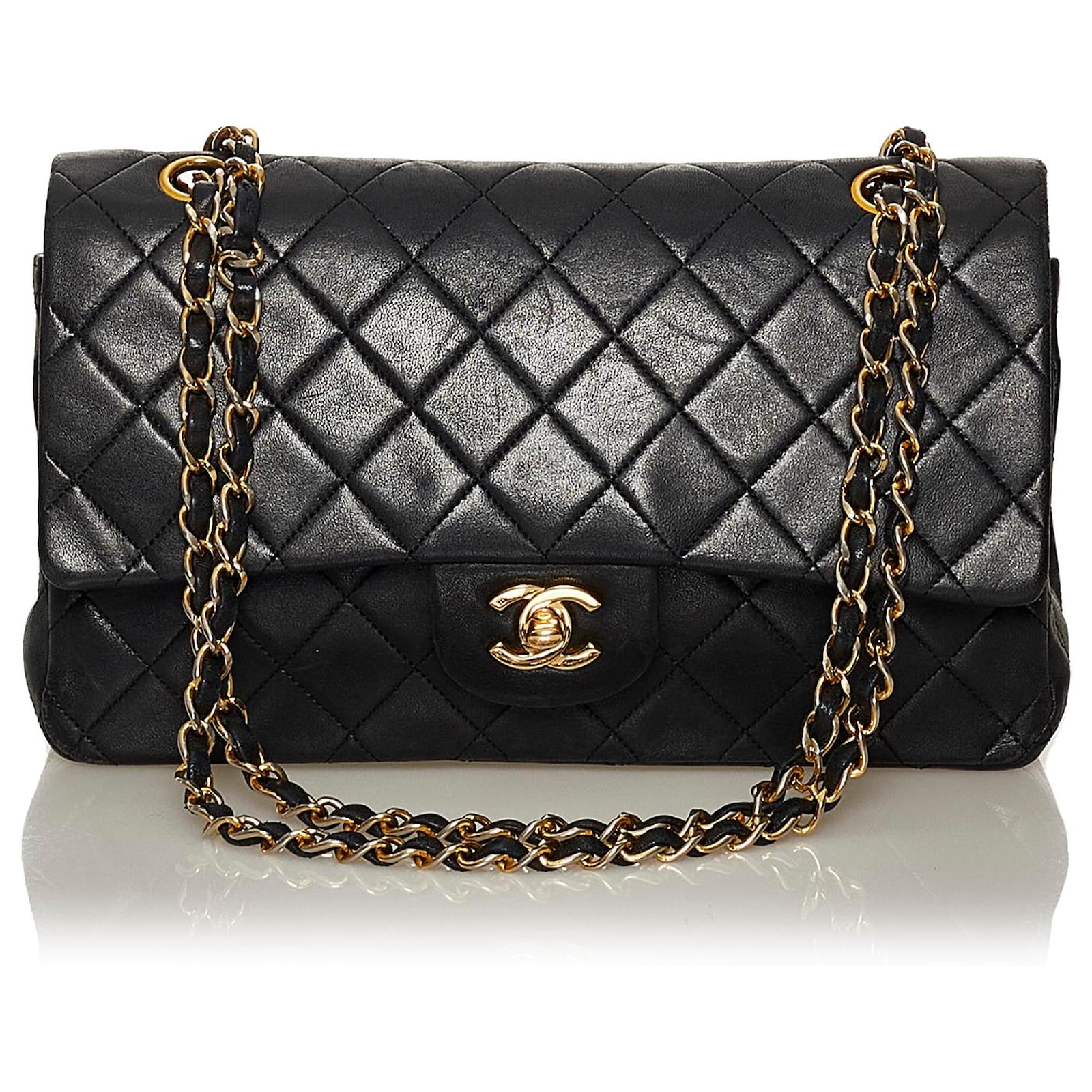Chanel Black Classic Lambskin Leather lined Flap Bag ref.466432 - Joli ...