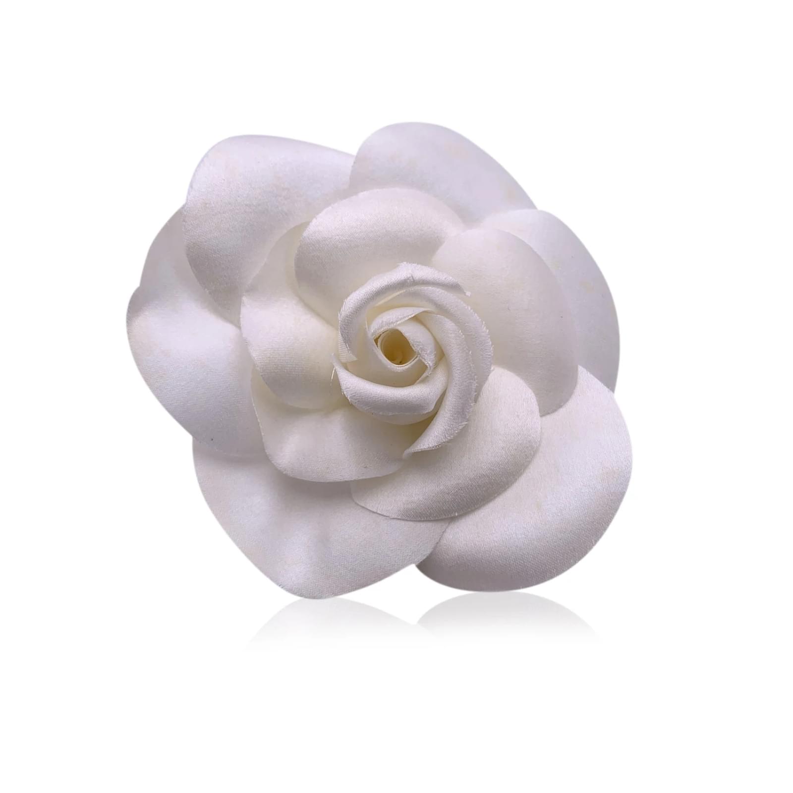 Chanel Broche vintage flor de seda branca camélia camélia Branco ref.467352  - Joli Closet