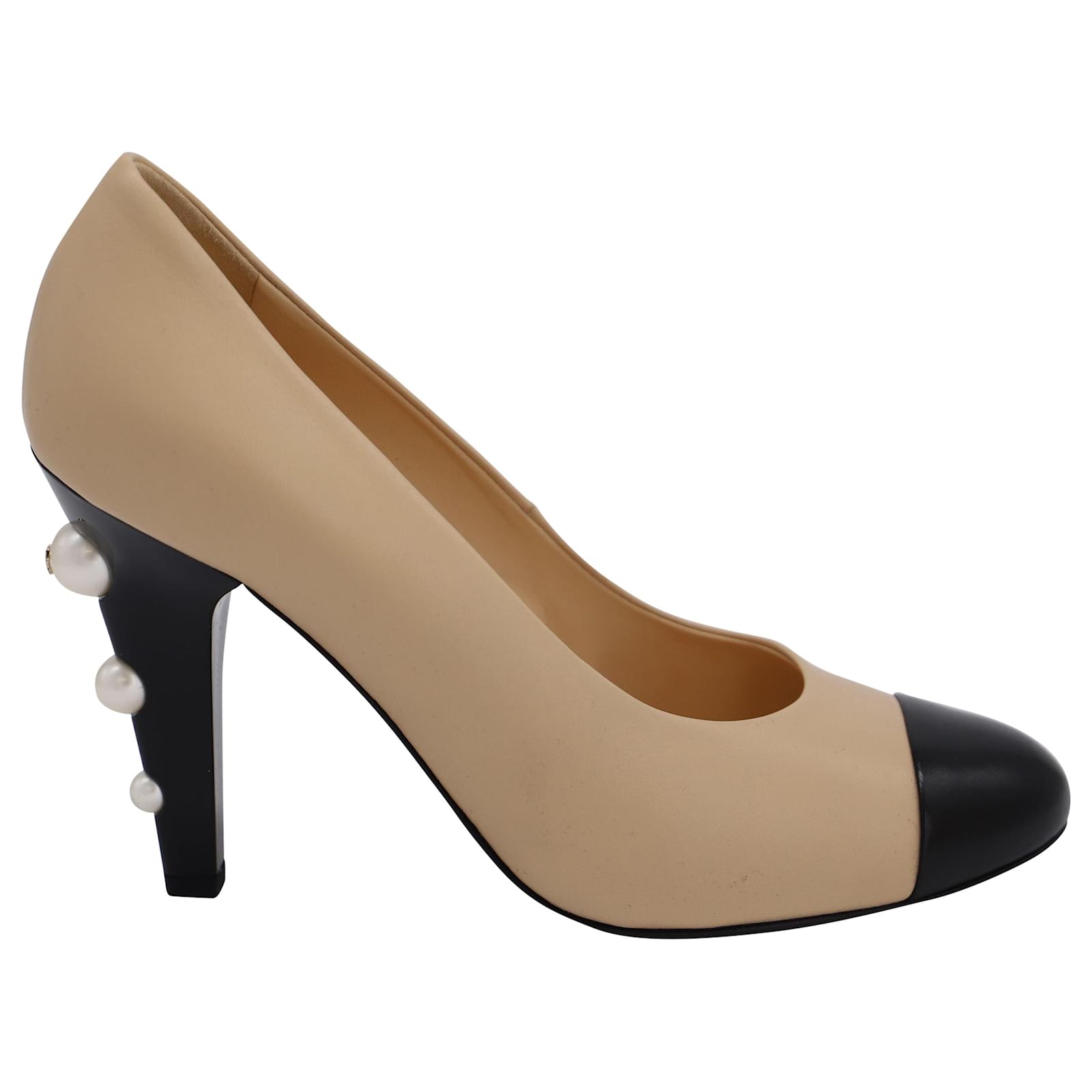 Décolleté con punta ad aletta in finta perla di Chanel in pelle