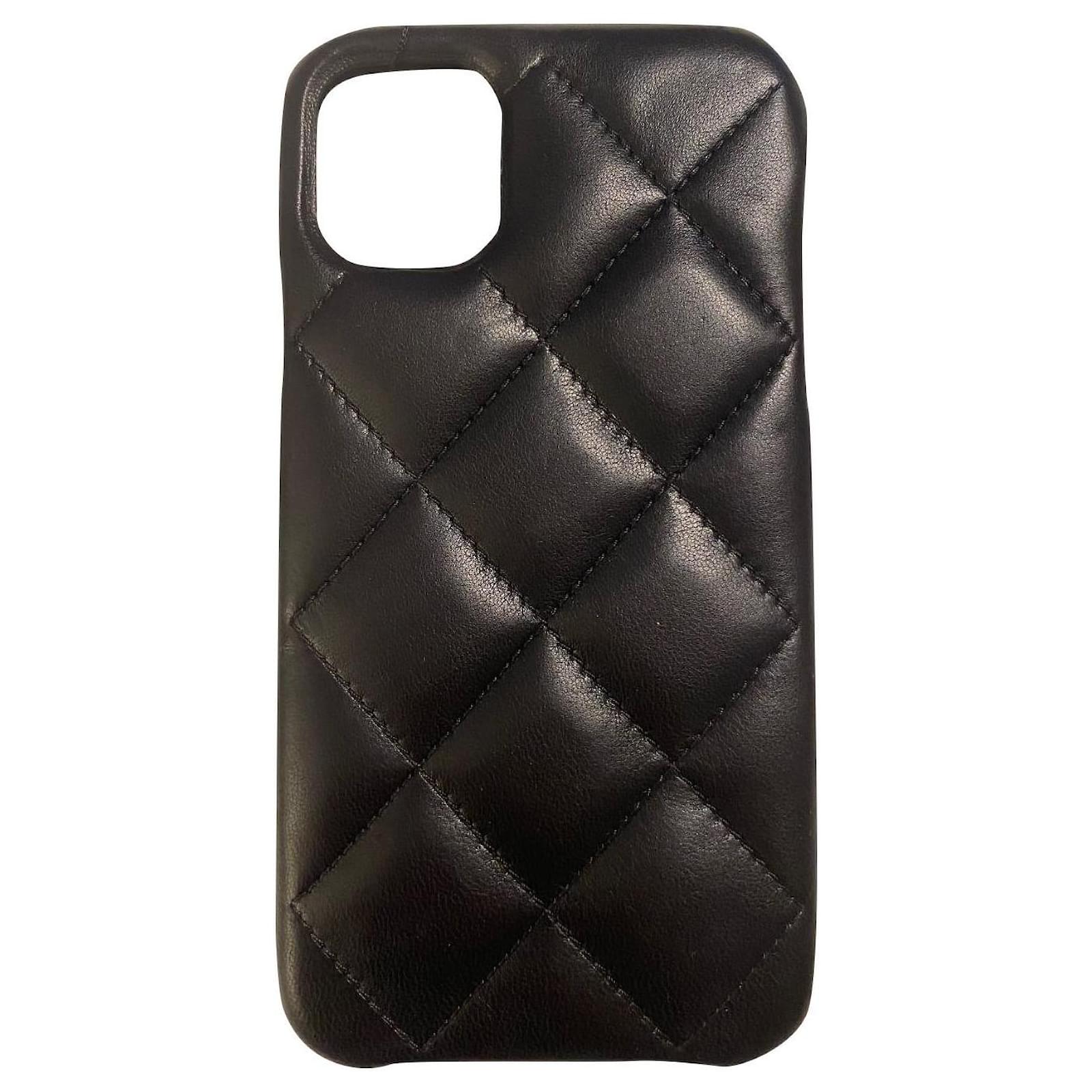Chanel iphone case 11. Black Lambskin ref.485783 - Joli Closet