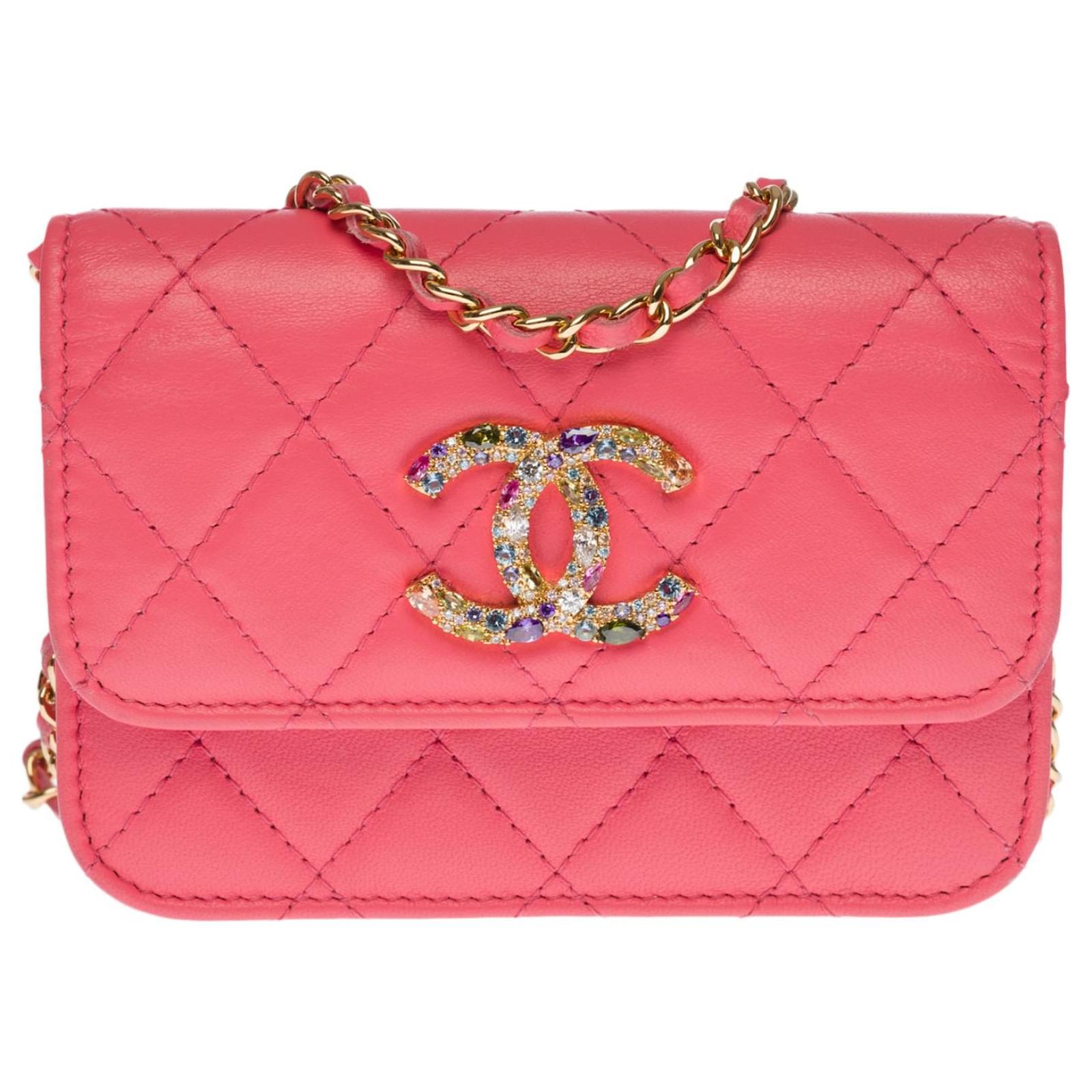 Chanel 19 Lovely Chanel Pochette Classique shoulder bag limited edition of  12 cm in pink quilted leather, champagne metal trim ref.486180 - Joli Closet