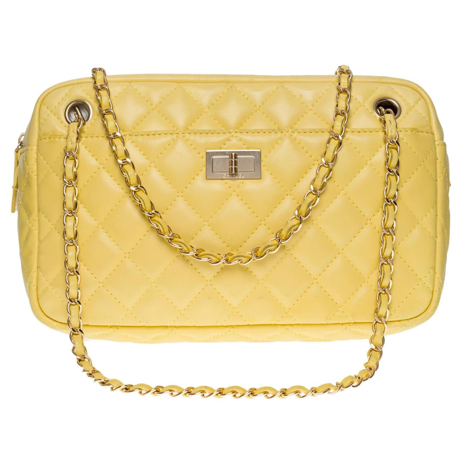 The Contemporary & Bright Chanel Camera handbag in lemon yellow quilted  lambskin , garniture en métal doré Leather ref.486202 - Joli Closet