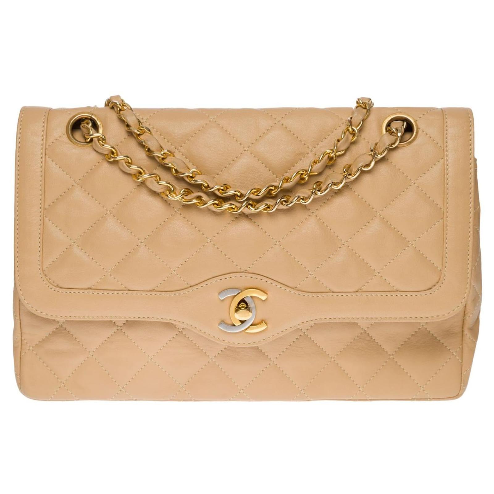 Timeless Splendid Chanel Classic bag with lined flap in beige quilted  leather, garniture en métal doré ref.489588 - Joli Closet