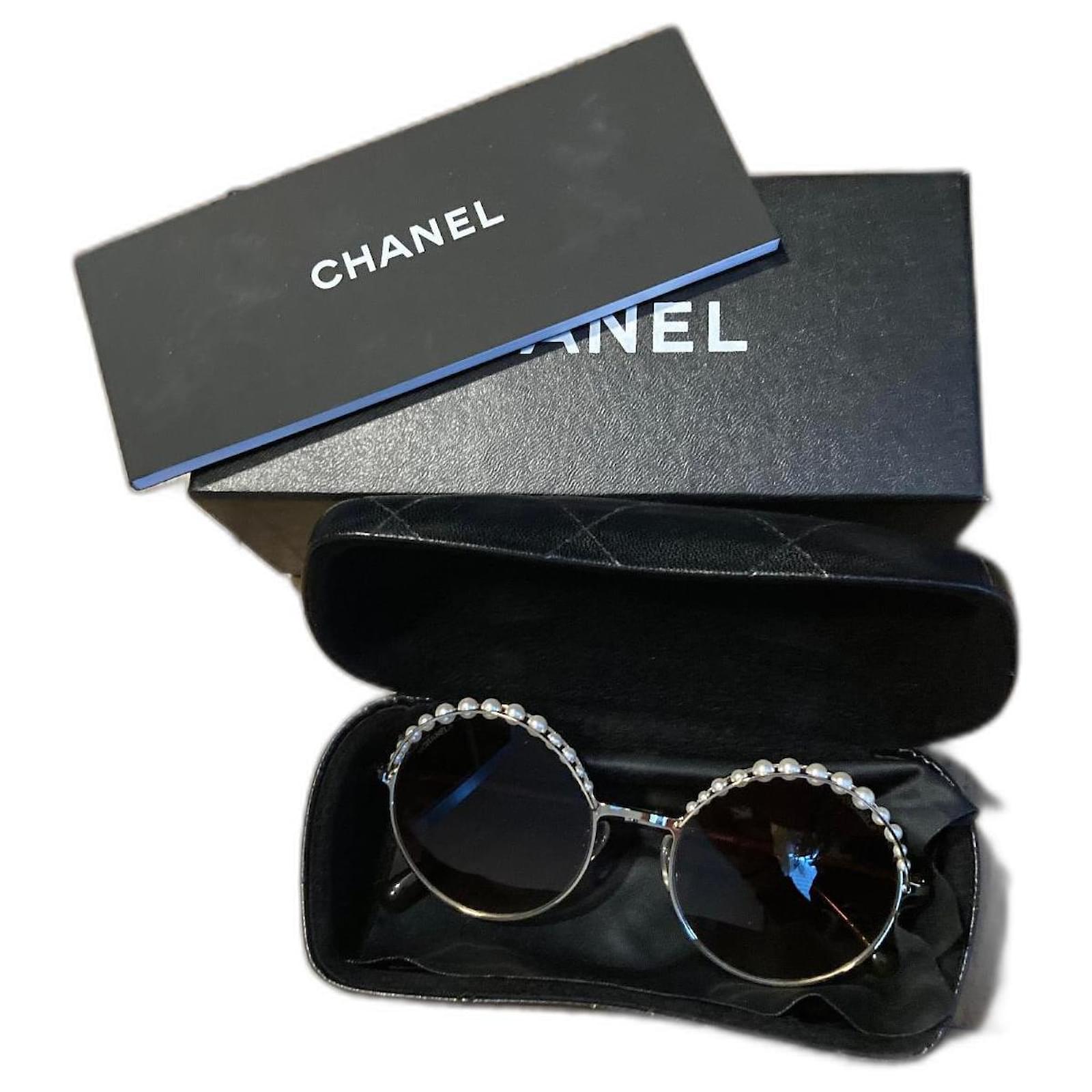 profundidad Huérfano deseo Chanel gafas de sol redondas, perlas de imitación y metal Marrón claro  ref.491001 - Joli Closet